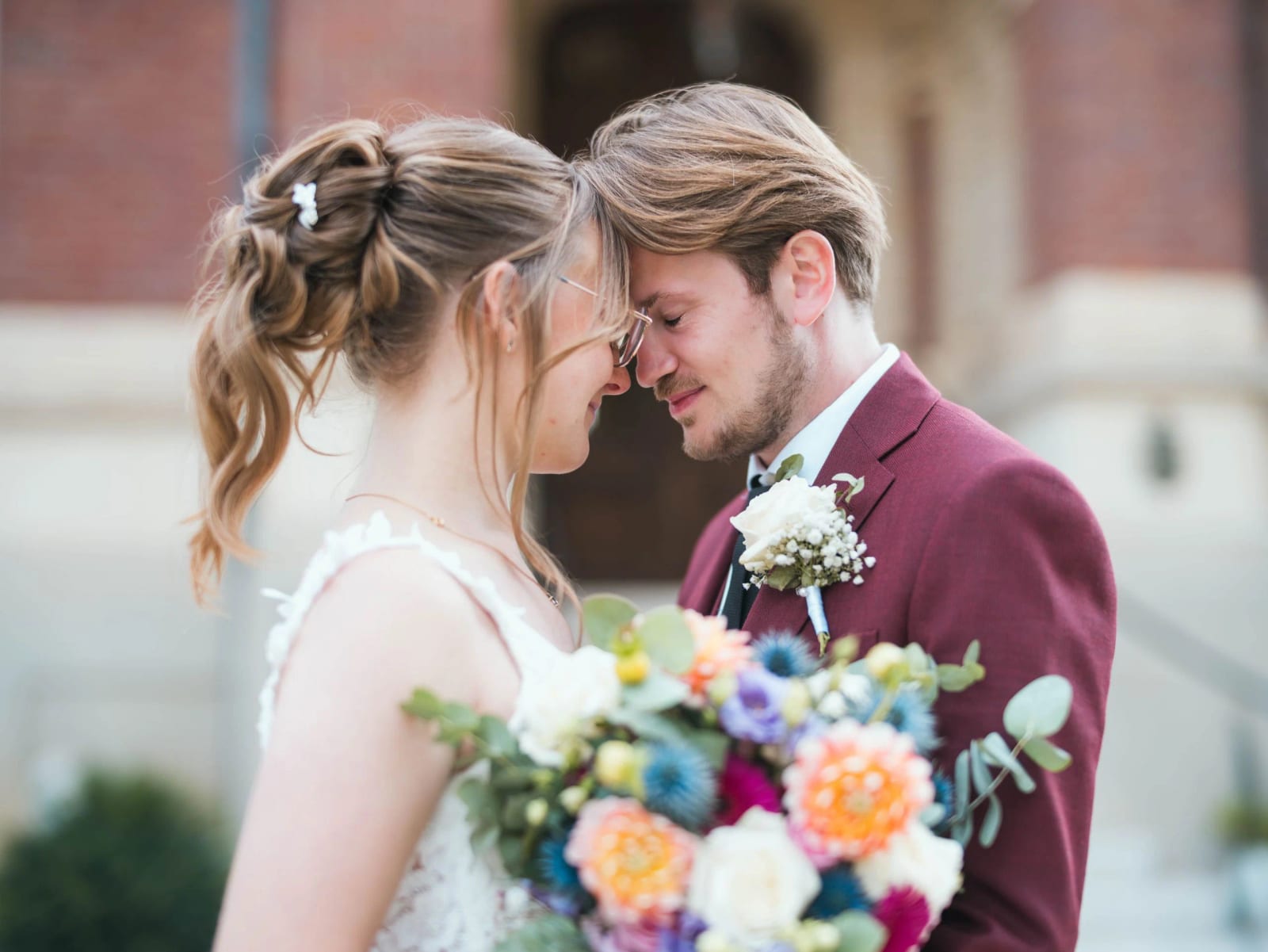 Portrait serré des mariés front contre front avec le bouquet, fin d'après-midi au Château de Moliens, mariage au Château de Moliens, par Jean-Baptiste Argyre (Jaysphotography)