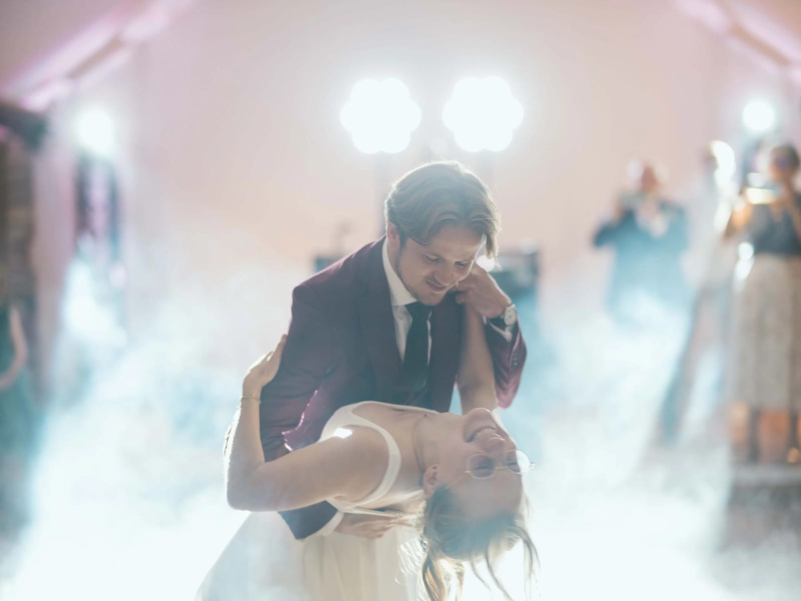 Première danse des mariés dans la fumée traversée par les faisceaux lumineux, Château de Moliens, mariage au Château de Moliens, par Jean-Baptiste Argyre (Jaysphotography)