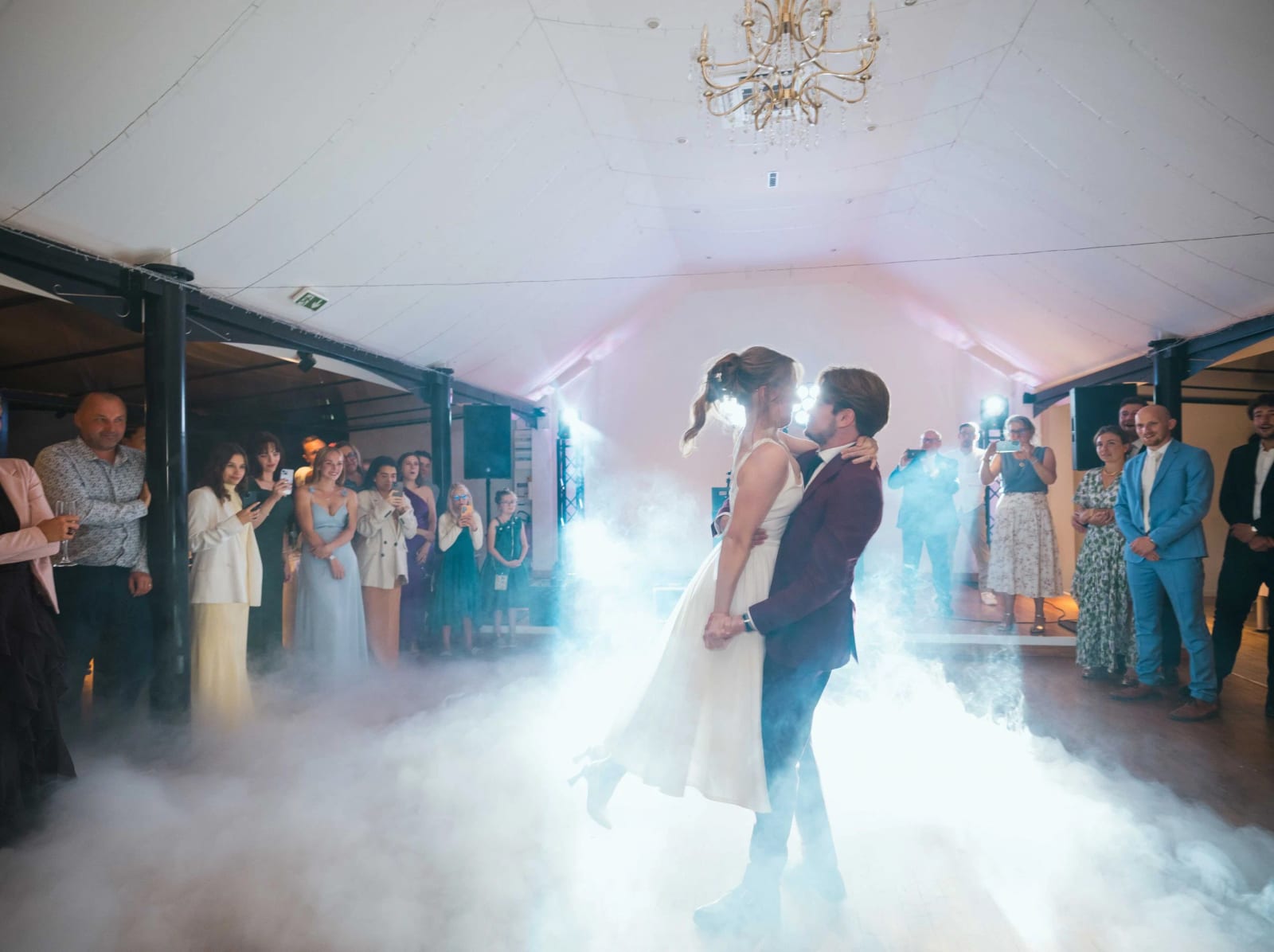 Ouverture de bal vue de loin, les invités en cercle autour des mariés dans la fumée, soirée au Château de Moliens, mariage au Château de Moliens, par Jean-Baptiste Argyre (Jaysphotography)