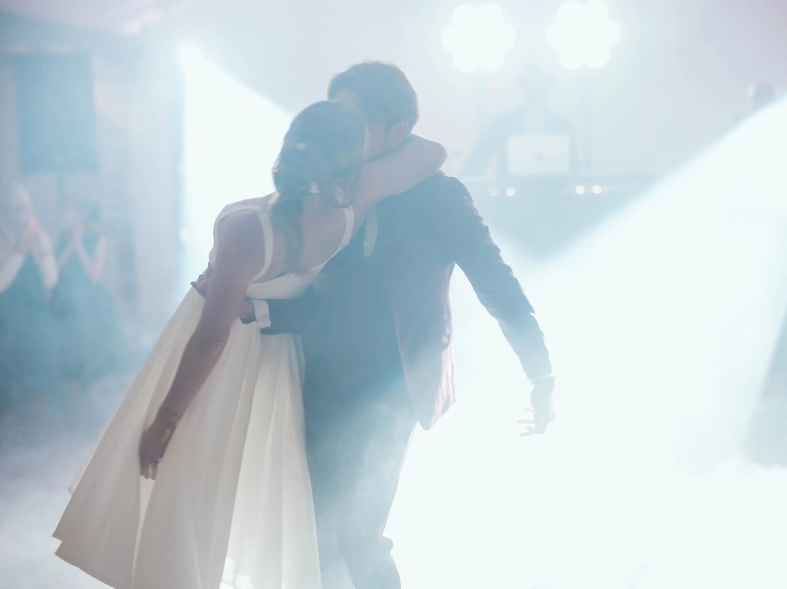 Le marié penche la mariée en arrière pendant la première danse, fumée et contre-jour, Château de Moliens, mariage au Château de Moliens, par Jean-Baptiste Argyre (Jaysphotography)