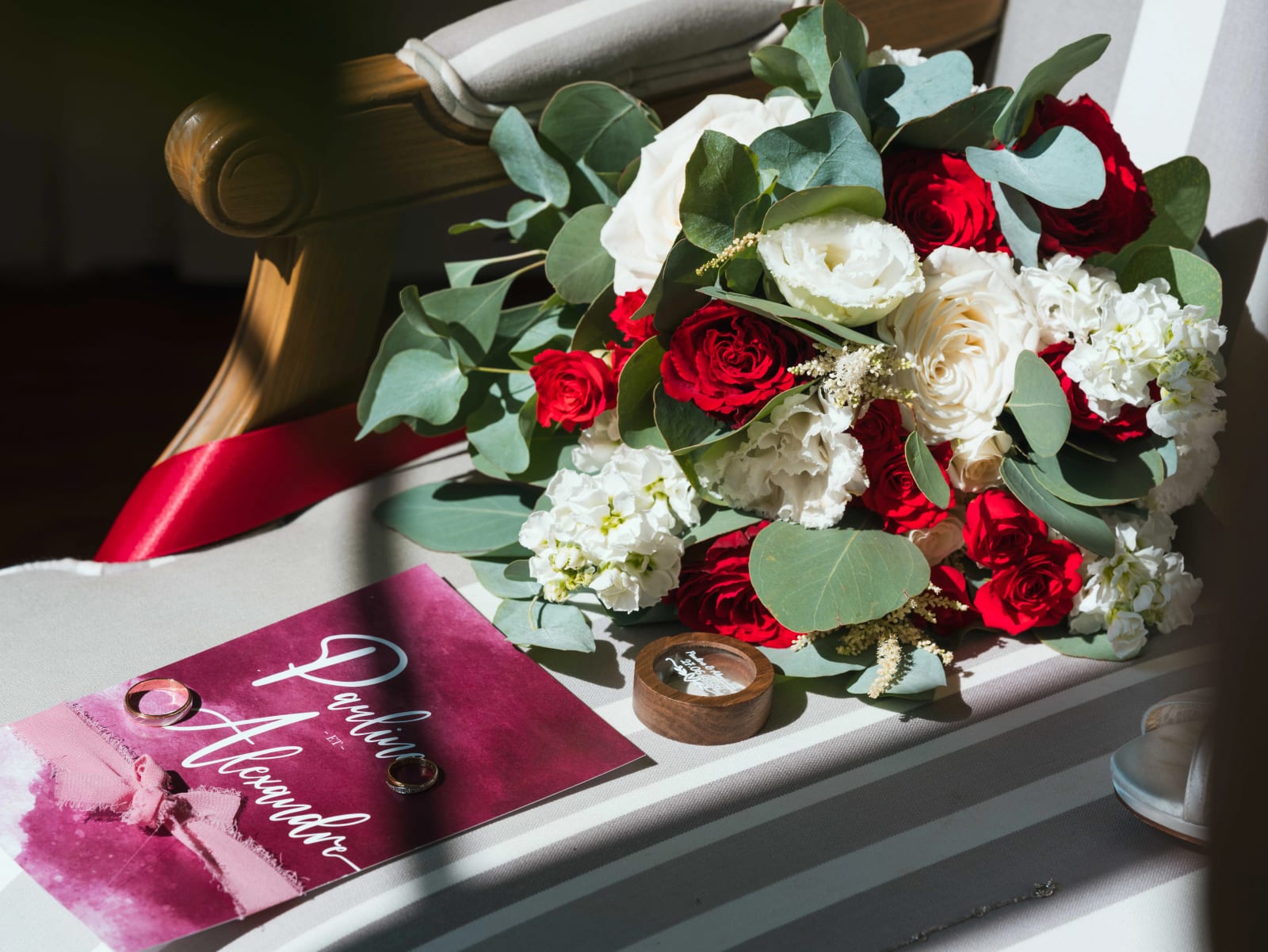Bouquet bordeaux et blanc de Pauline avec le faire-part du mariage, mariage au Château des Granges, par Jean-Baptiste Argyre (Jaysphotography)