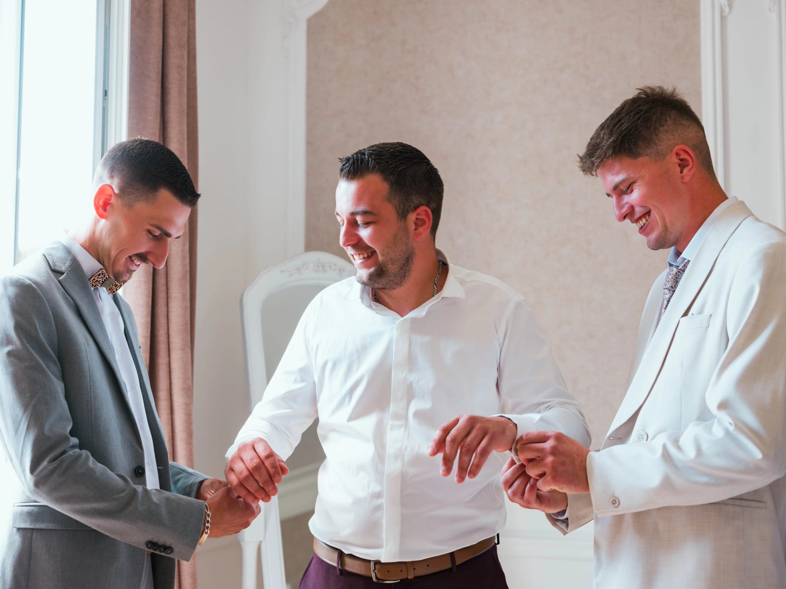 Alexandre et ses témoins ajustant les boutons de manchette pendant les préparatifs, mariage au Château des Granges, par Jean-Baptiste Argyre (Jaysphotography)