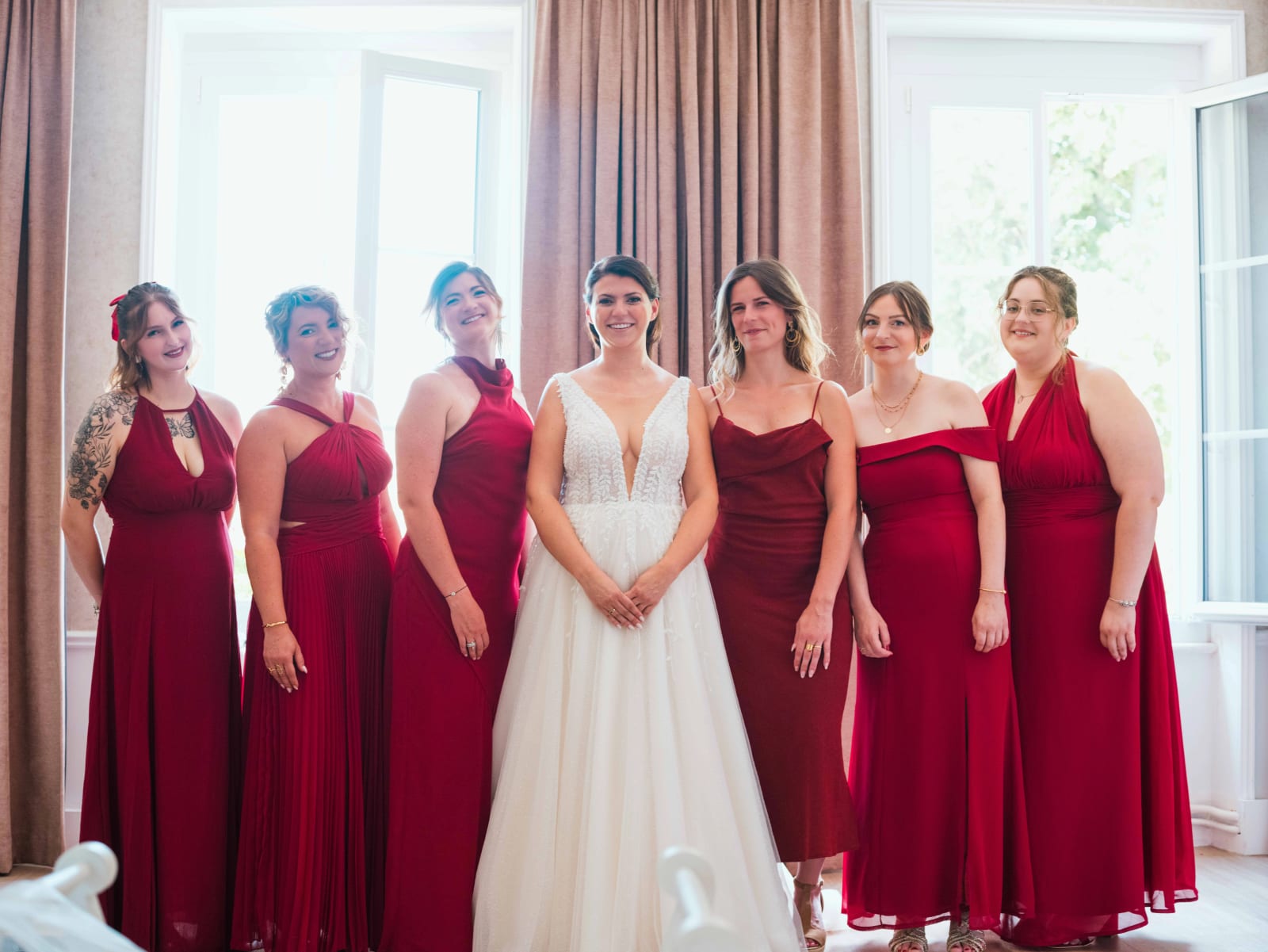 Les demoiselles d'honneur en robes bordeaux entourant Pauline, mariage au Château des Granges, par Jean-Baptiste Argyre (Jaysphotography)