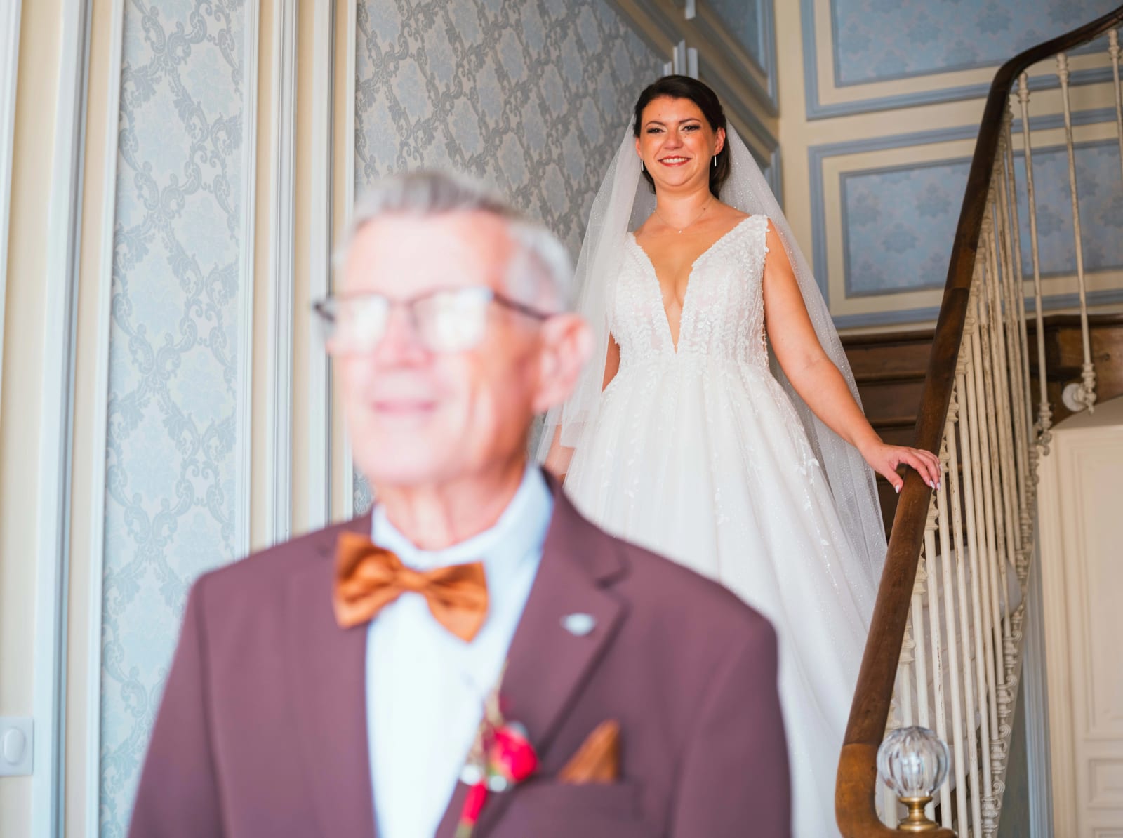 Le papa de Pauline ému au pied de l'escalier lors du first look, mariage au Château des Granges, par Jean-Baptiste Argyre (Jaysphotography)