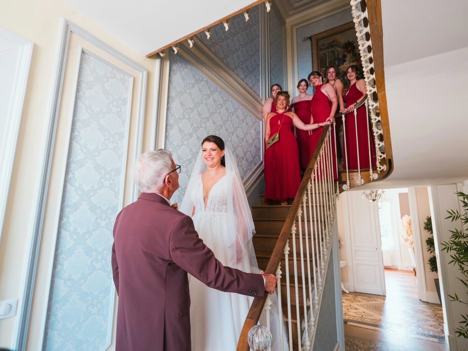 First look de Pauline et son papa dans l'escalier du château, mariage au Château des Granges, par Jean-Baptiste Argyre (Jaysphotography)