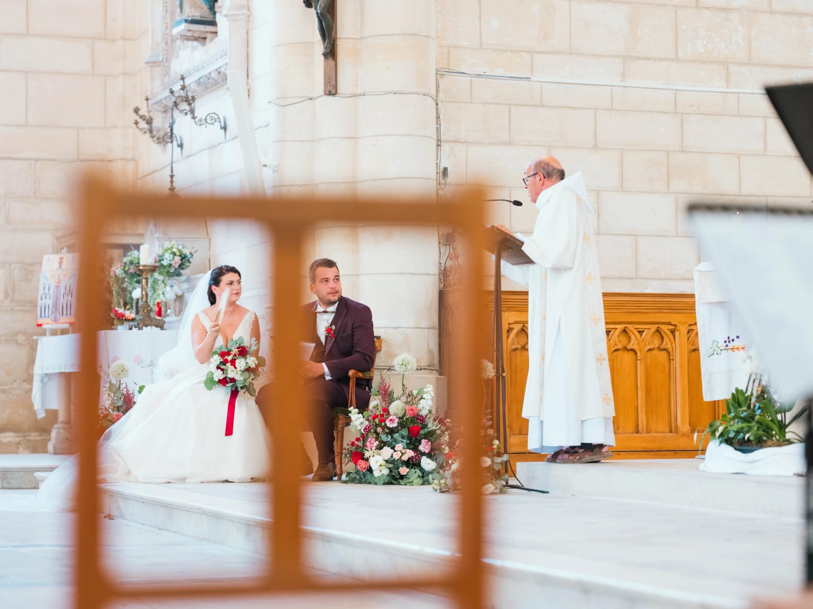 Pauline et Alexandre devant l'autel de l'église de Longueil-Sainte-Marie, mariage au Château des Granges, par Jean-Baptiste Argyre (Jaysphotography)