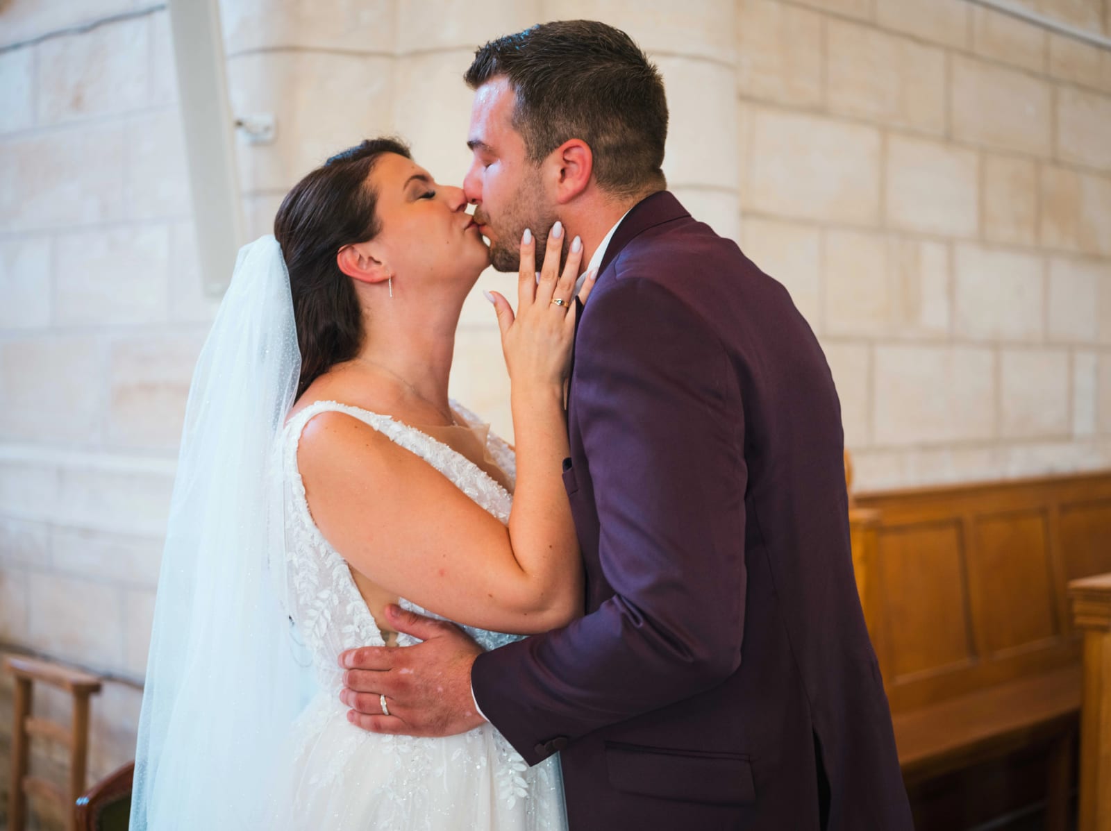 Premier baiser des mariés dans l'église de Longueil-Sainte-Marie, mariage au Château des Granges, par Jean-Baptiste Argyre (Jaysphotography)