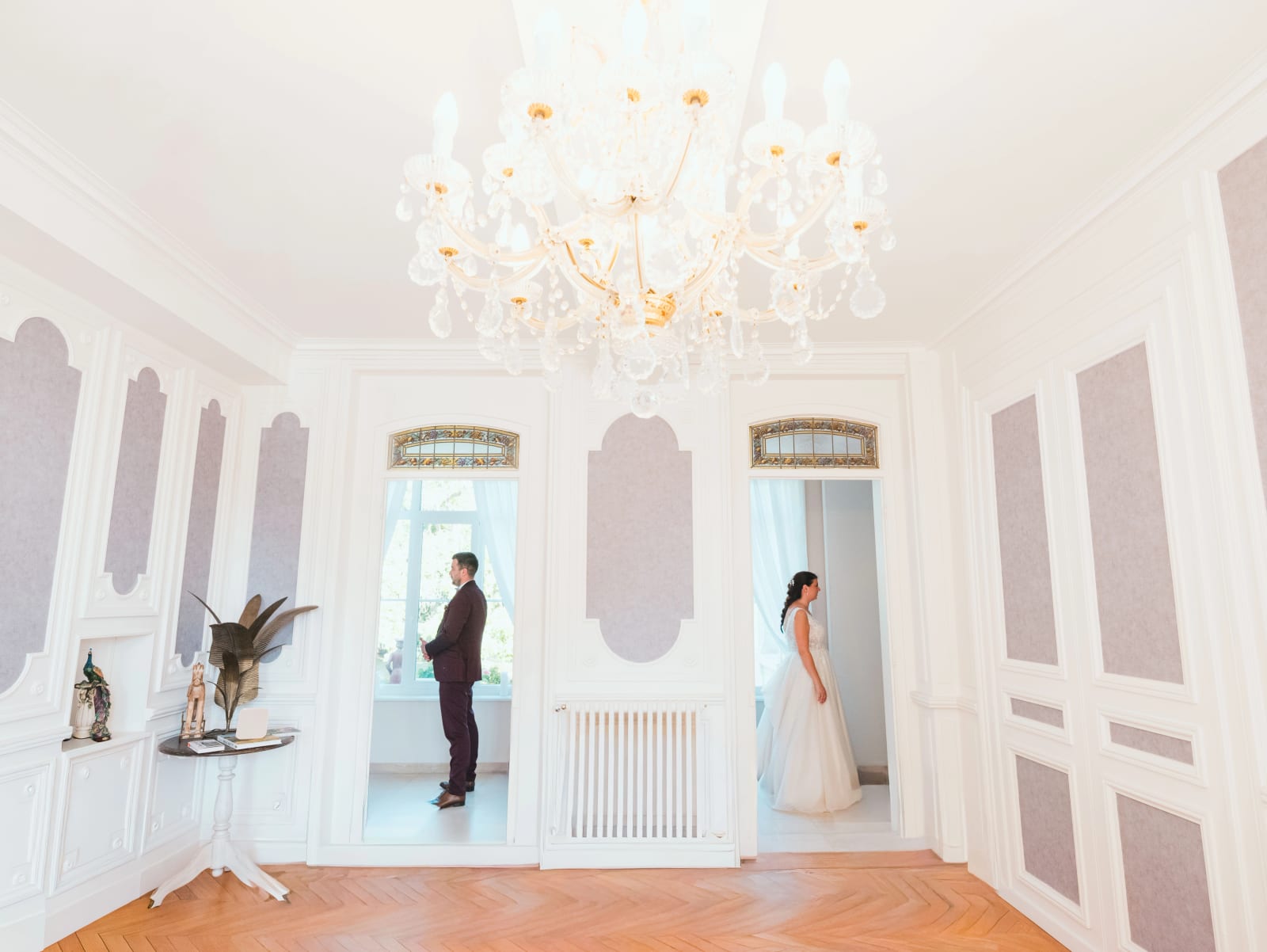 Alexandre attendant Pauline sous le lustre du salon du Château des Granges, mariage au Château des Granges, par Jean-Baptiste Argyre (Jaysphotography)