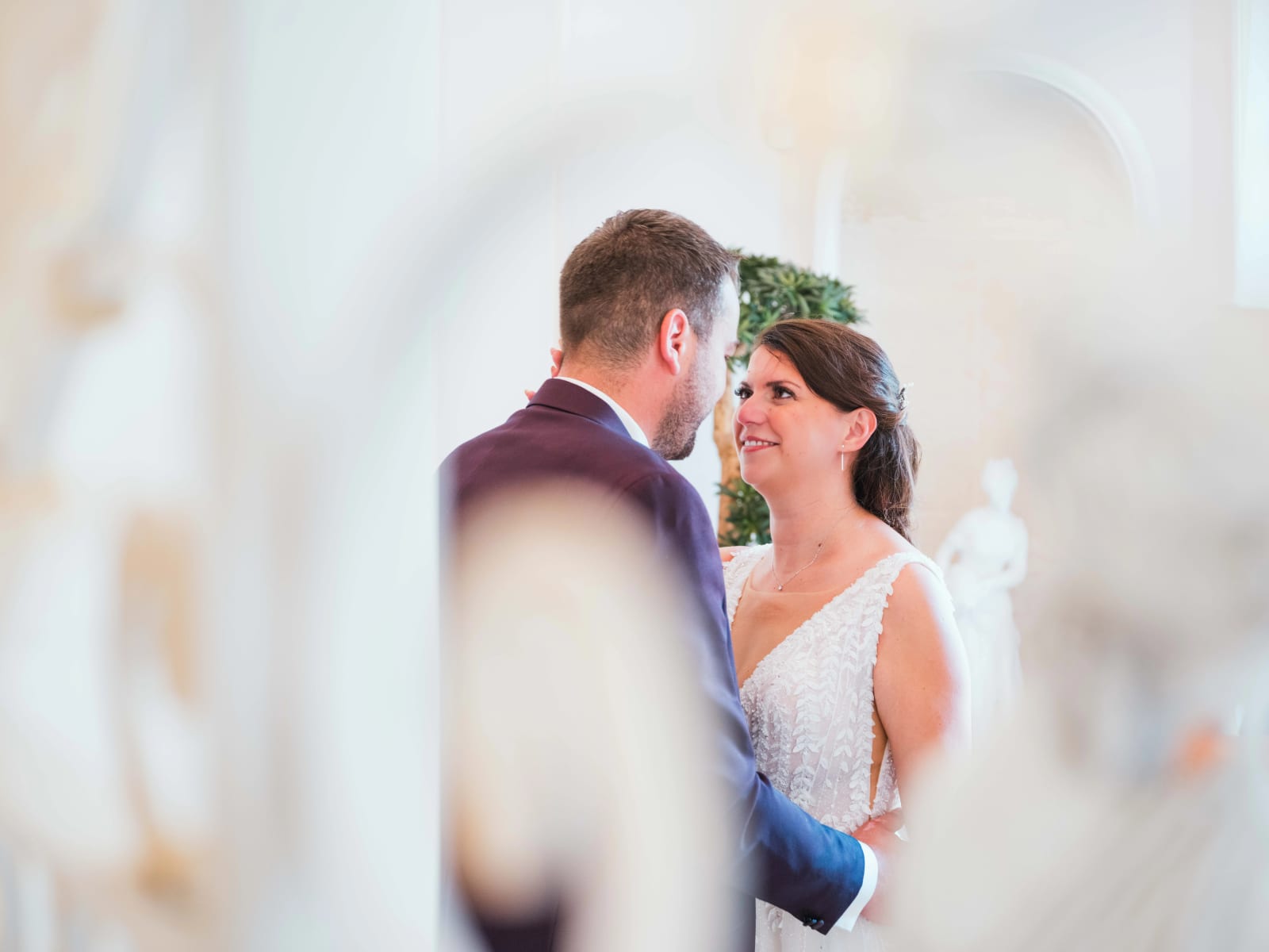 Regard complice de Pauline et Alexandre dans les salons du château, mariage au Château des Granges, par Jean-Baptiste Argyre (Jaysphotography)