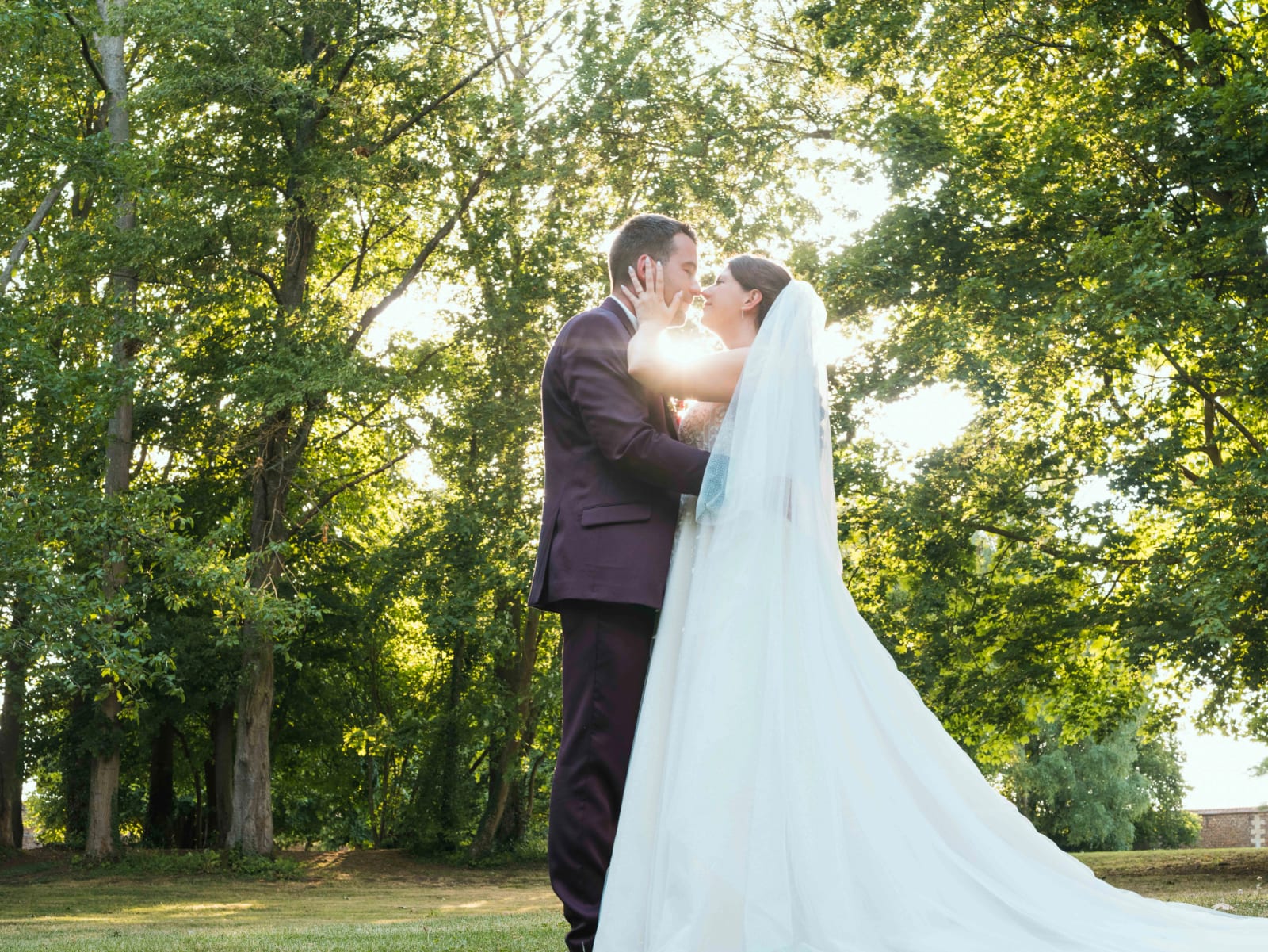 Baiser au voile dans le parc du Château des Granges au soleil couchant, mariage au Château des Granges, par Jean-Baptiste Argyre (Jaysphotography)
