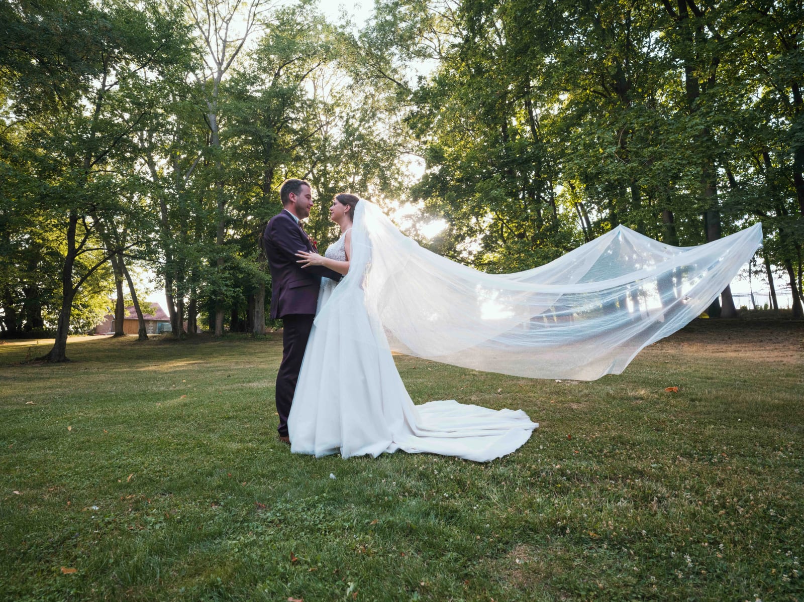 Le voile de Pauline porté par le vent dans le parc du Château des Granges, mariage au Château des Granges, par Jean-Baptiste Argyre (Jaysphotography)