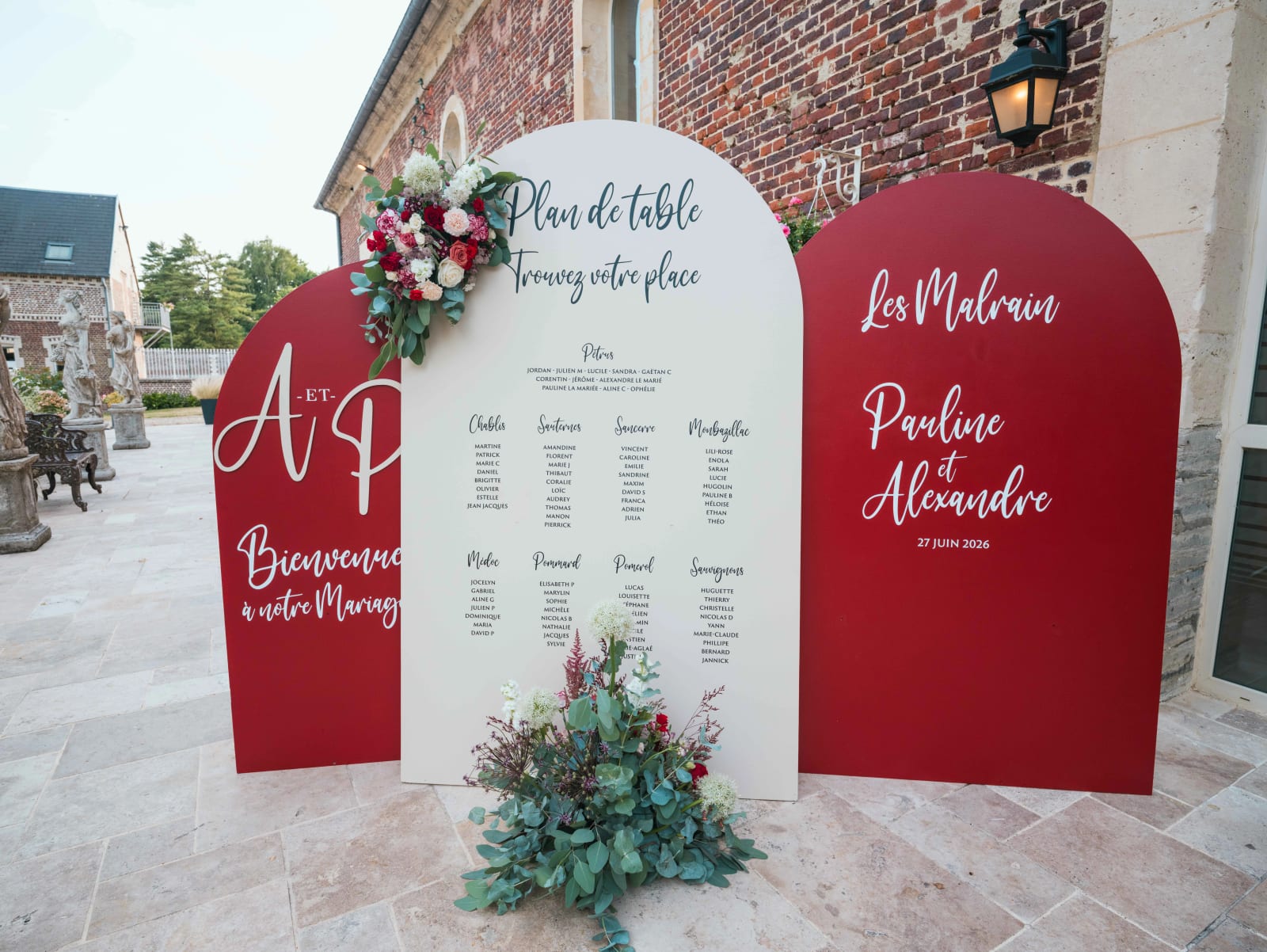Plan de table bordeaux et panneaux fleuris du mariage au Château des Granges, mariage au Château des Granges, par Jean-Baptiste Argyre (Jaysphotography)