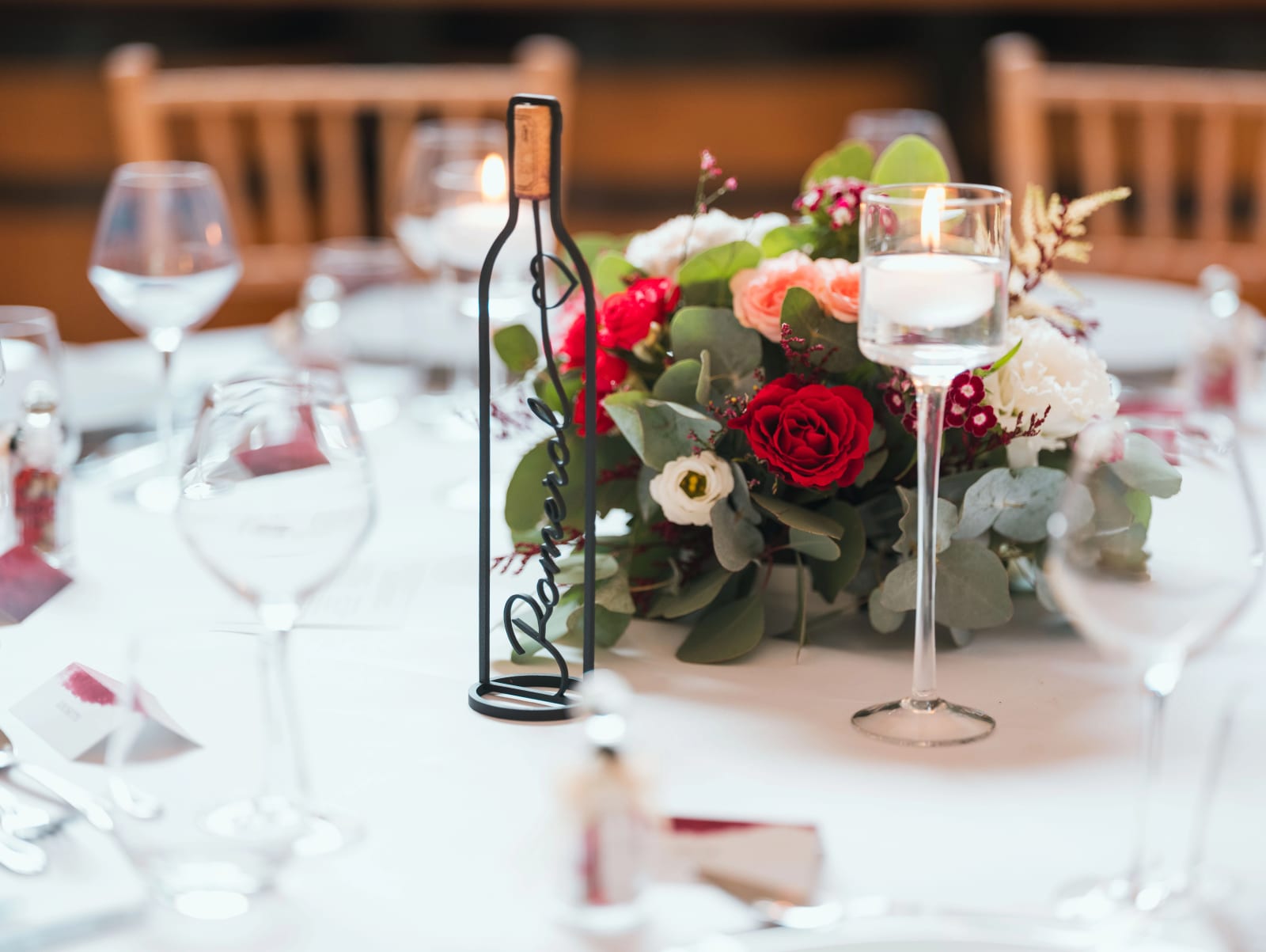 Centre de table fleuri rouge et blanc du dîner de mariage, mariage au Château des Granges, par Jean-Baptiste Argyre (Jaysphotography)