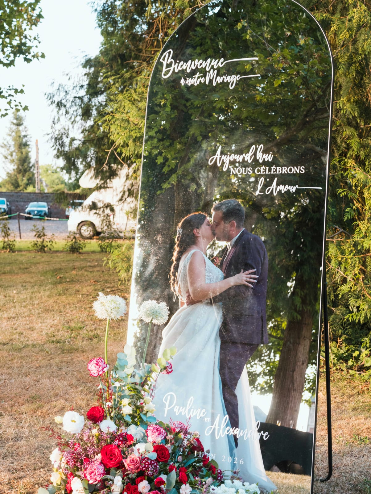 Les mariés se reflétant dans le miroir de bienvenue du domaine, mariage au Château des Granges, par Jean-Baptiste Argyre (Jaysphotography)