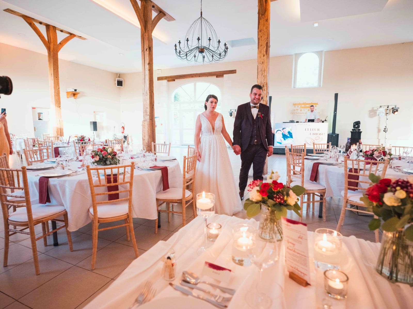 Entrée des mariés dans la grange de réception du Château des Granges, mariage au Château des Granges, par Jean-Baptiste Argyre (Jaysphotography)