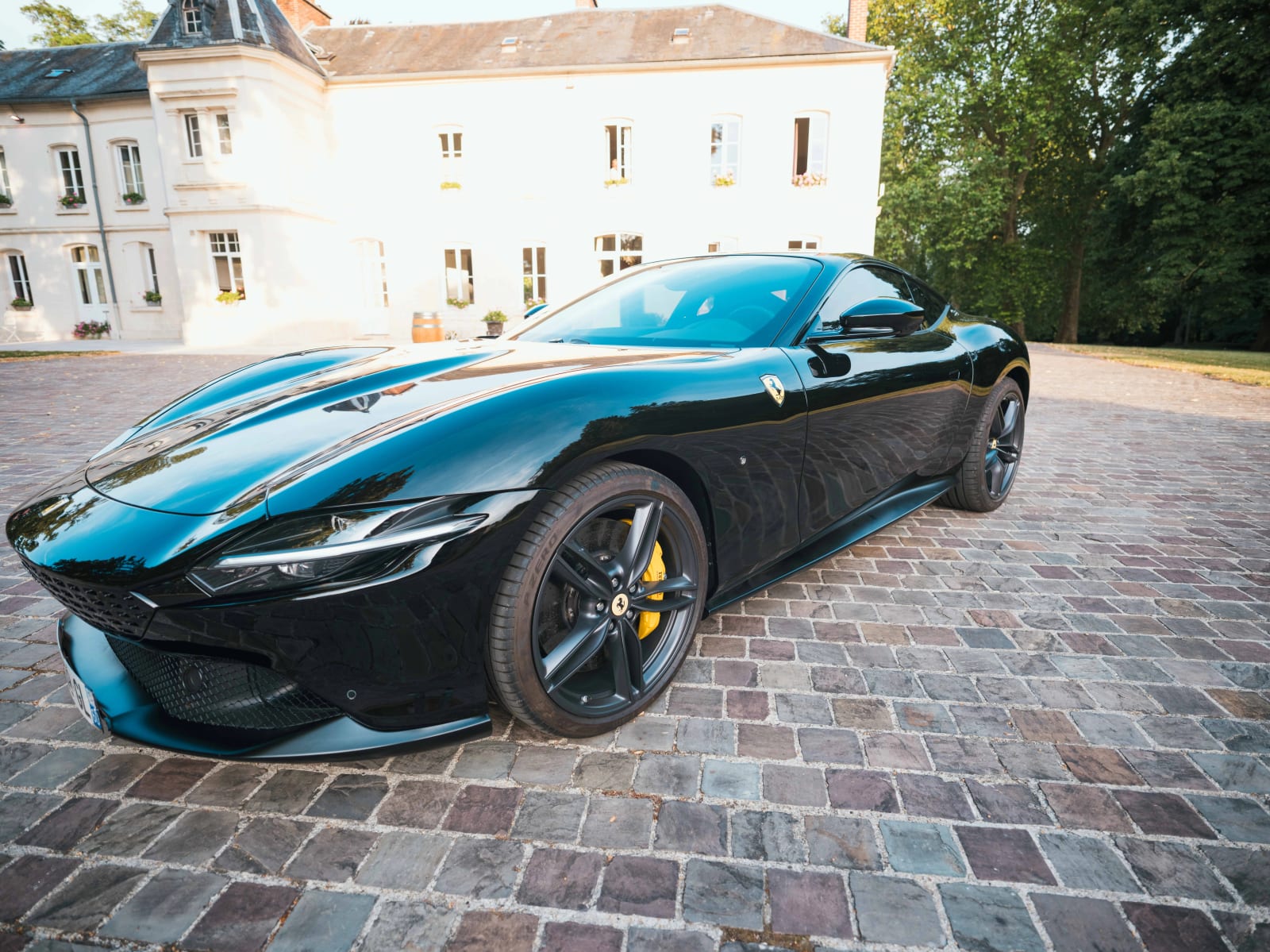 Voiture de sport noire des mariés devant la façade du Château des Granges, mariage au Château des Granges, par Jean-Baptiste Argyre (Jaysphotography)