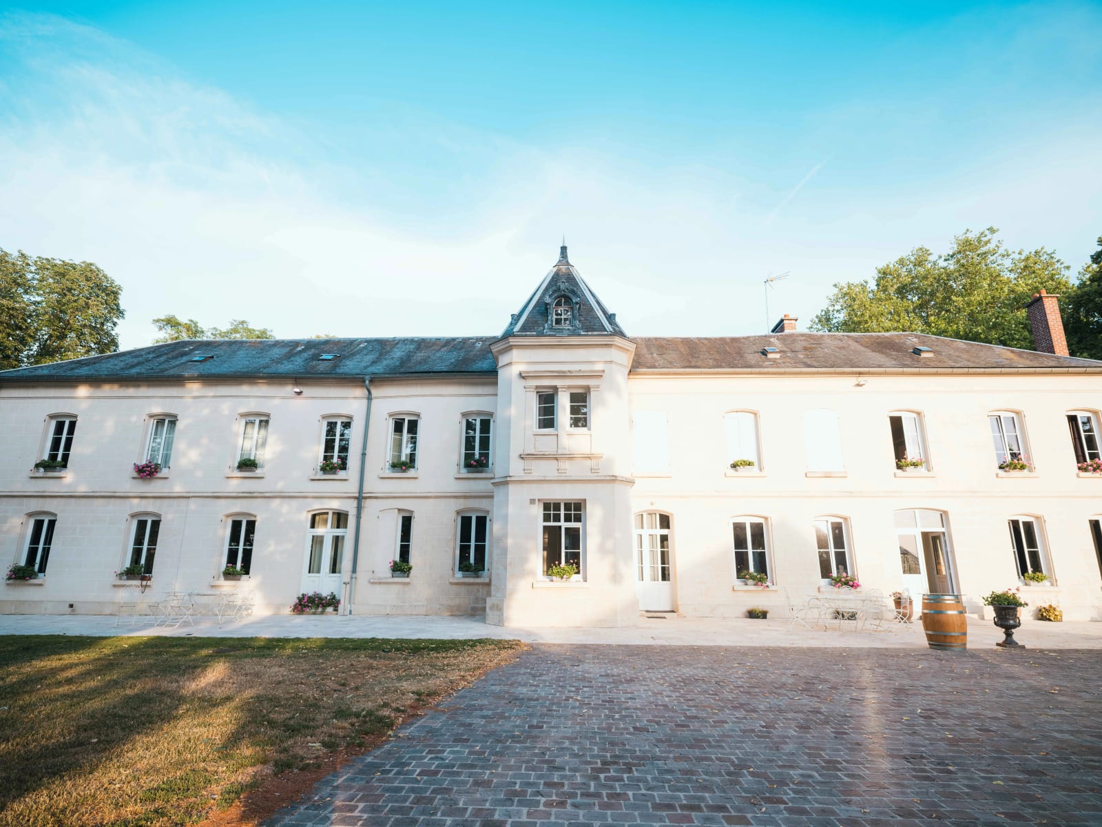 Façade du Château des Granges à Roye-sur-Matz sous le ciel d'été, mariage au Château des Granges, par Jean-Baptiste Argyre (Jaysphotography)