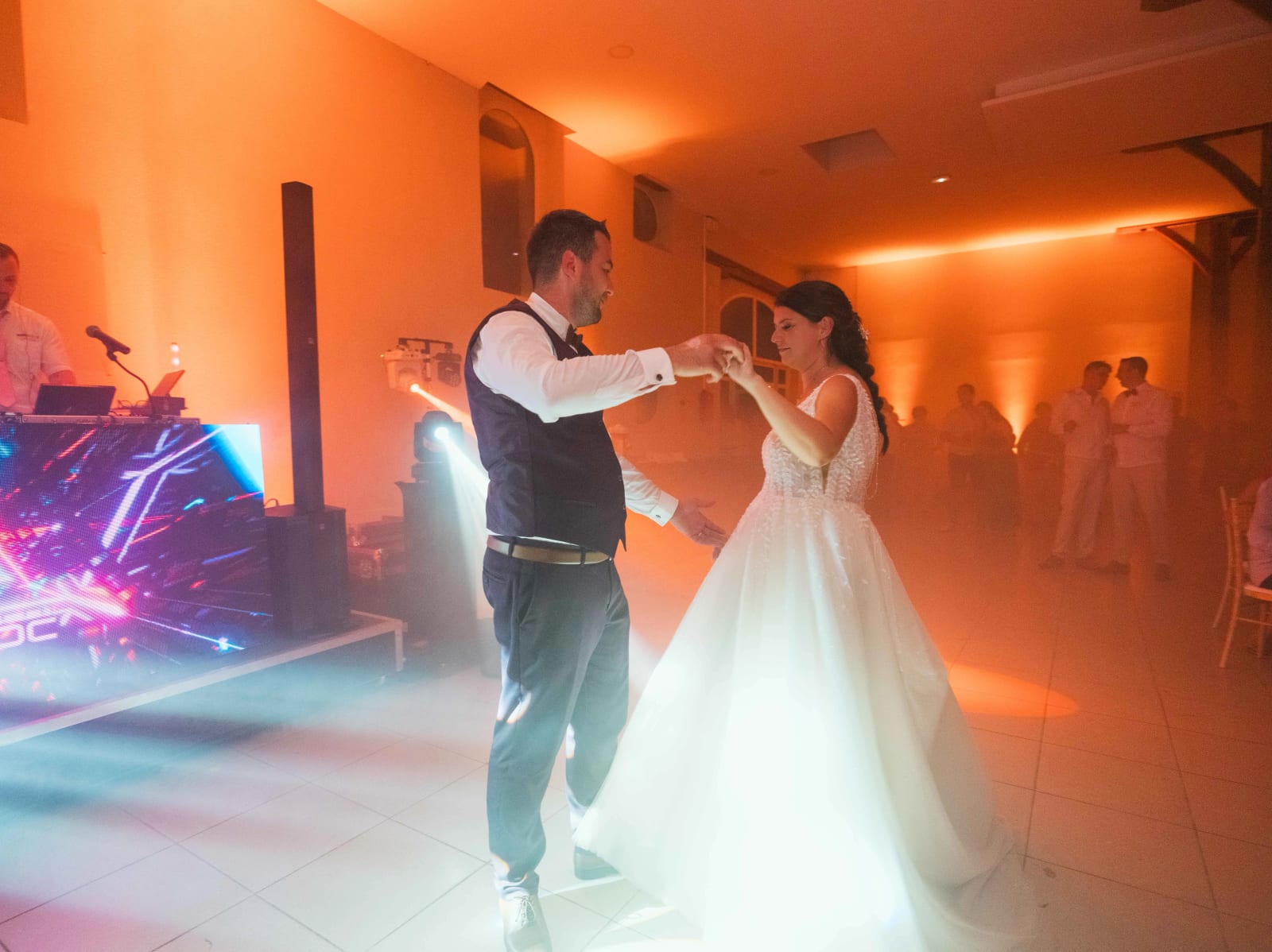 Ouverture de bal de Pauline et Alexandre sous les lumières chaudes de la salle, mariage au Château des Granges, par Jean-Baptiste Argyre (Jaysphotography)