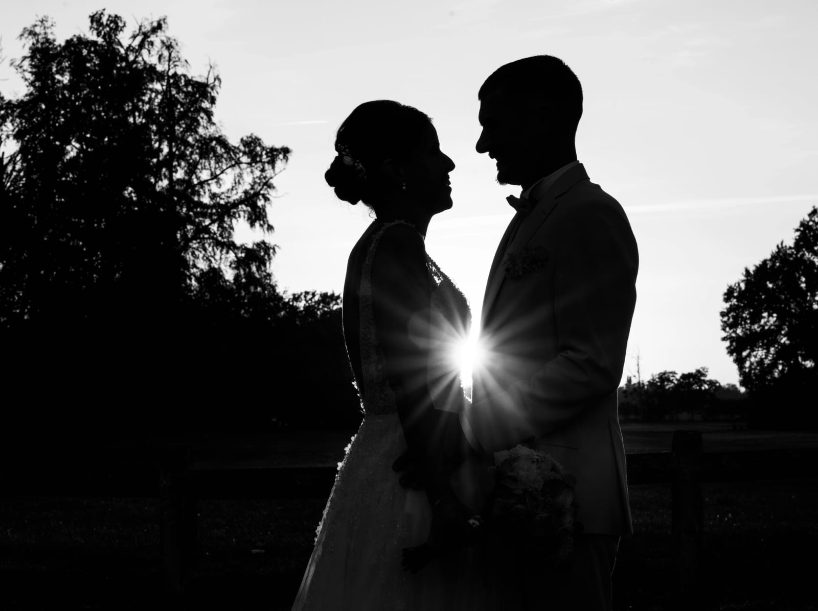 Silhouettes des mariés en noir et blanc, le soleil entre leurs visages, mariage au Château de Sainte-Claire, Berneuil-sur-Aisne, par Jean-Baptiste Argyre (Jaysphotography)