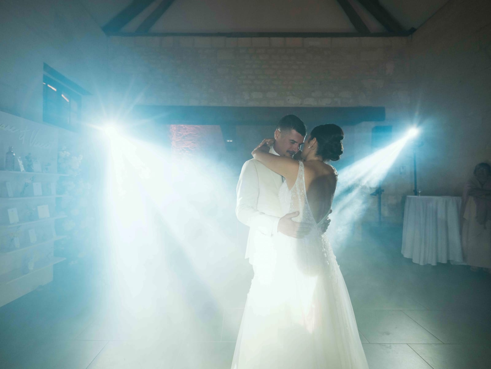 Ouverture de bal des mariés dans une salle aux poutres apparentes, fumée et faisceaux de lumière blanche, mariage au Château de Sainte-Claire, Berneuil-sur-Aisne, par Jean-Baptiste Argyre (Jaysphotography)
