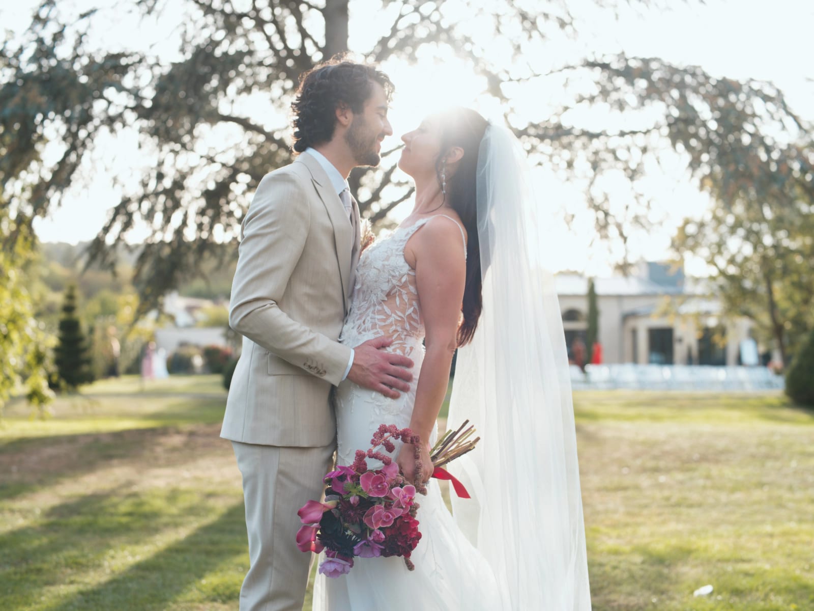 Le marié tient la mariée par la taille sous le cèdre, à contre-jour, mariage au Clos d'Amblaincourt, par Jean-Baptiste Argyre (Jaysphotography)