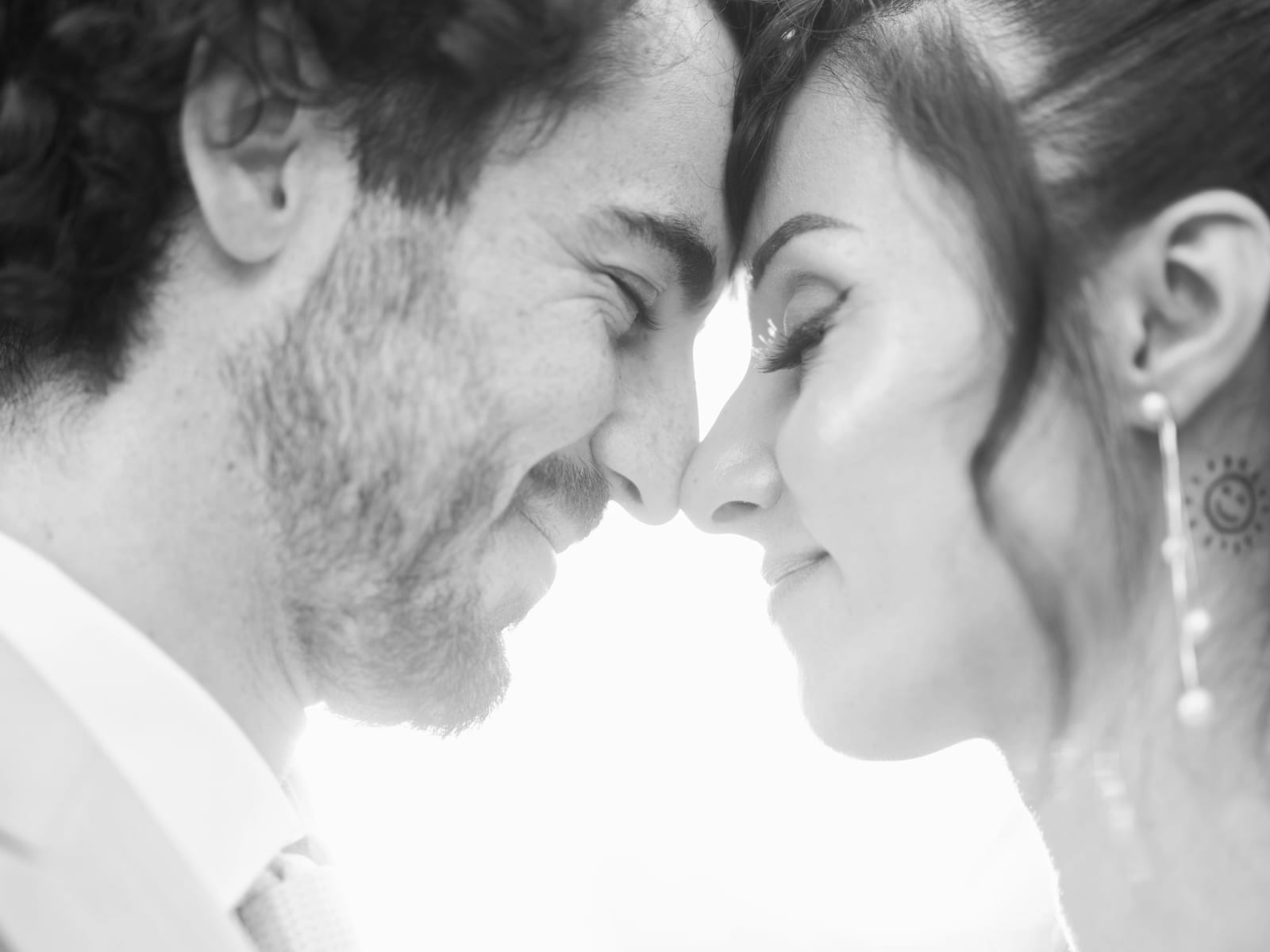 Les mariés front contre front en noir et blanc, sourires, mariage au Clos d'Amblaincourt, par Jean-Baptiste Argyre (Jaysphotography)
