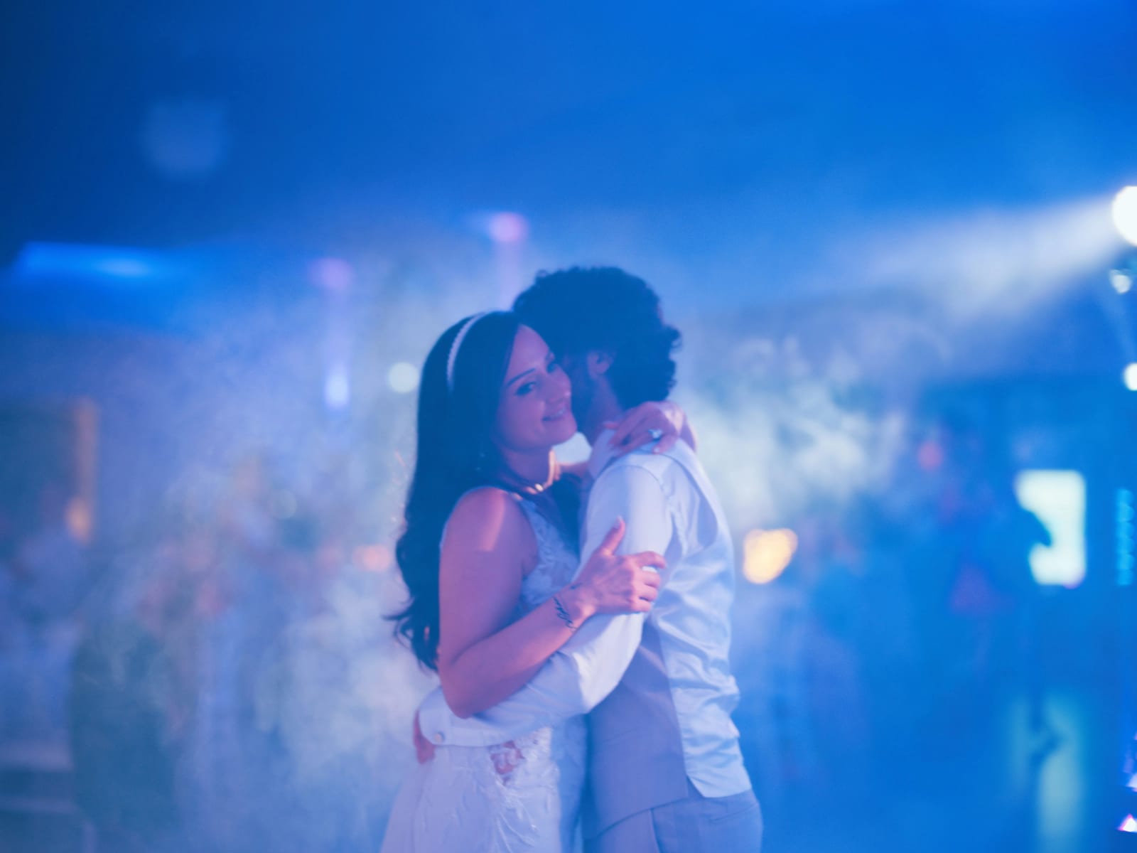 Première danse des mariés enlacés dans la lumière bleue et la fumée, mariage au Clos d'Amblaincourt, par Jean-Baptiste Argyre (Jaysphotography)