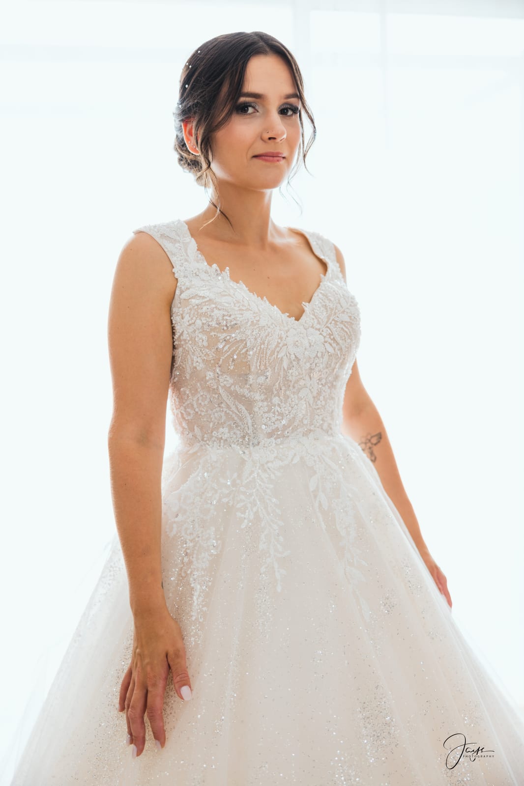 Marie de face en plan buste, robe princesse épaules dénudées, bouquet blanc et vert, regard doux, mariage au Château de Broyes, par Jean-Baptiste Argyre (Jaysphotography)
