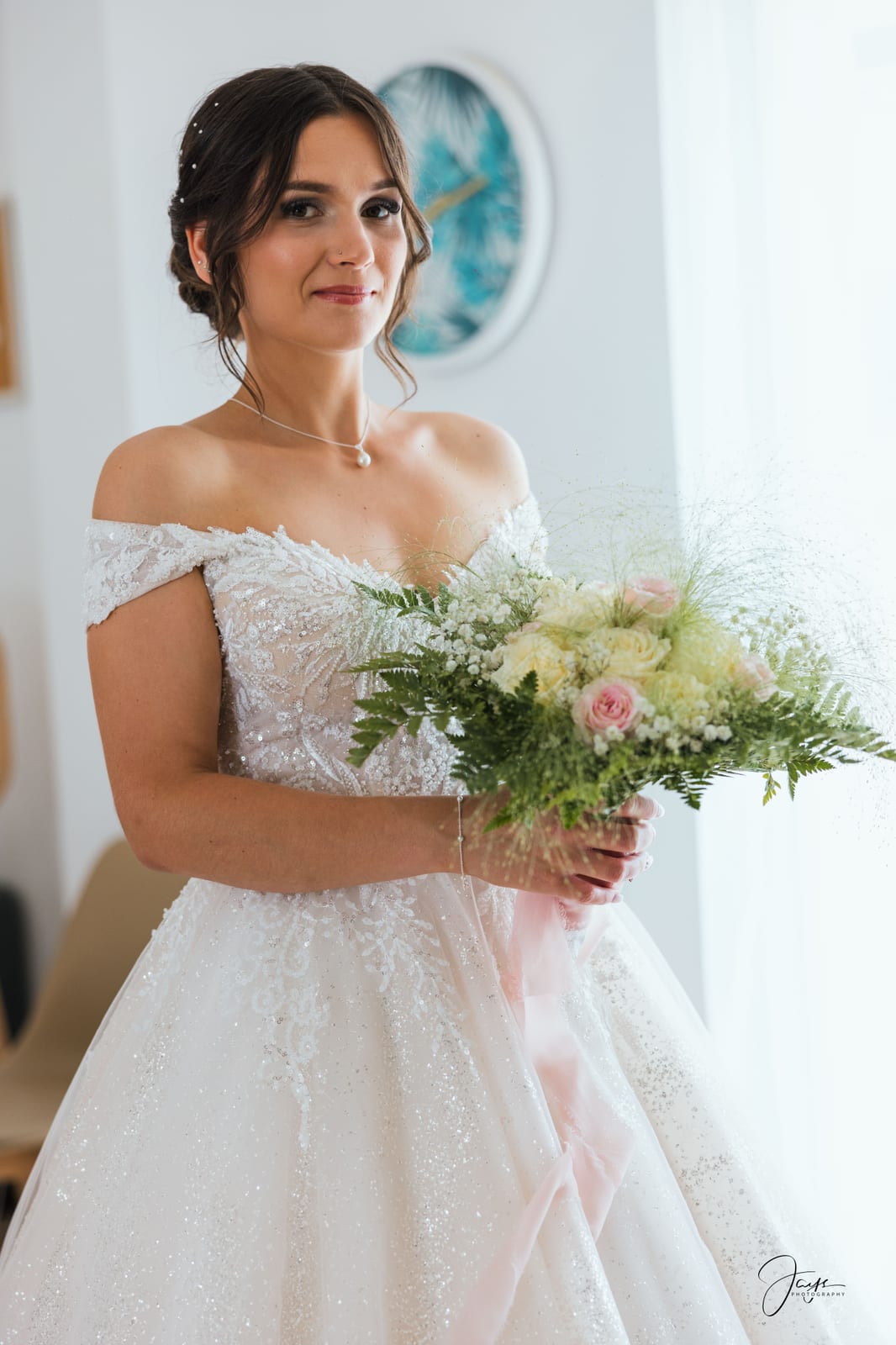 Marie tenant son bouquet blanc et vert, robe hors-épaules, portrait naturel avant la cérémonie, mariage au Château de Broyes, par Jean-Baptiste Argyre (Jaysphotography)