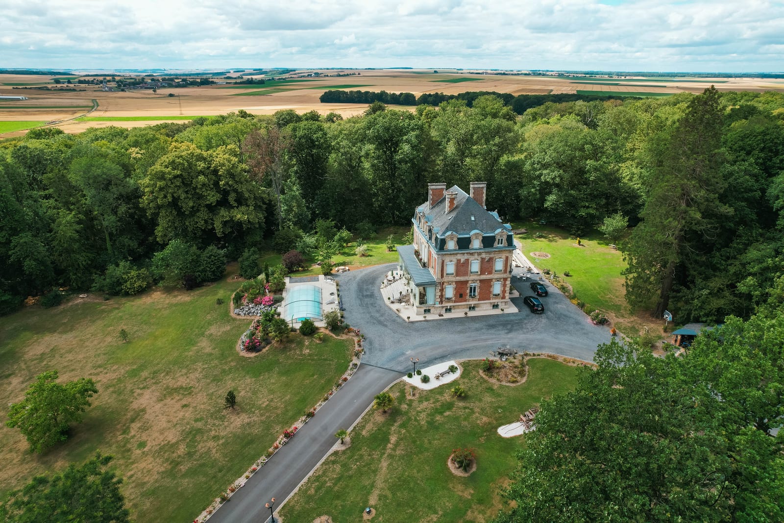 Vue aérienne drone du Château de Broyes, parc, allées et champs de l'Oise au loin, mariage au Château de Broyes, par Jean-Baptiste Argyre (Jaysphotography)