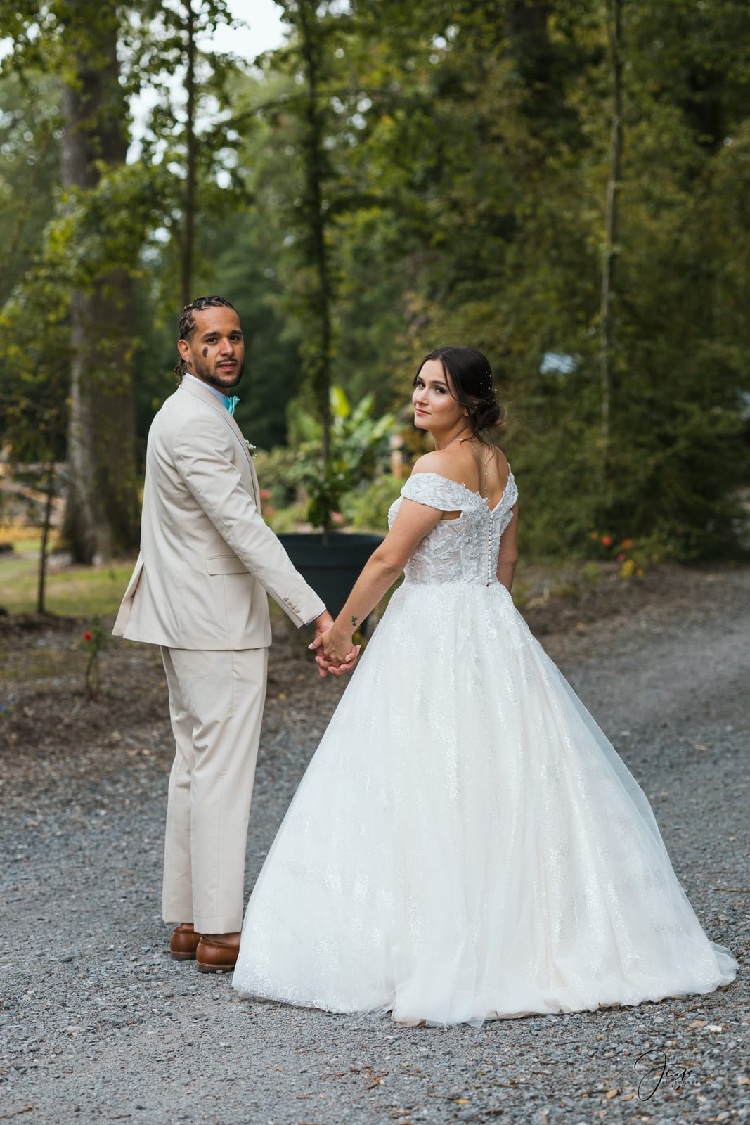 Marie et Benjamin N&B marchant de dos main dans la main dans le parc, château en toile de fond, mariage au Château de Broyes, par Jean-Baptiste Argyre (Jaysphotography)