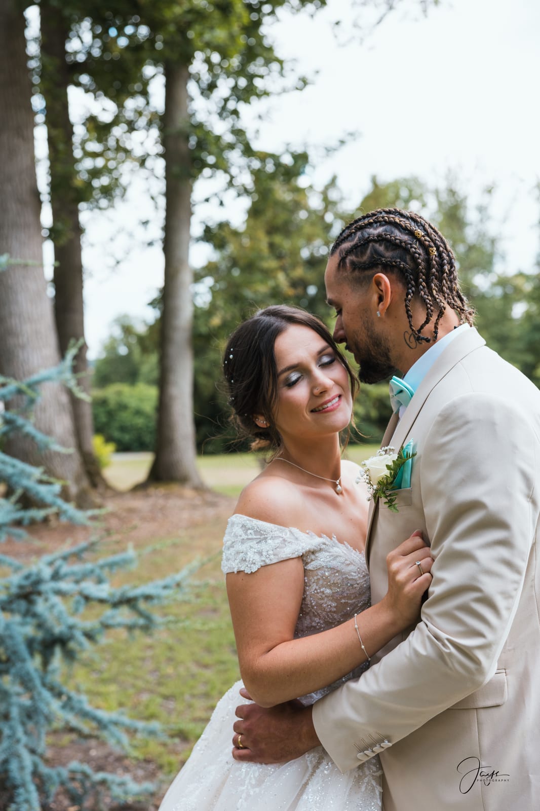 Marie et Benjamin enlacés, front contre front, dans les jardins du domaine, complicité naturelle, mariage au Château de Broyes, par Jean-Baptiste Argyre (Jaysphotography)