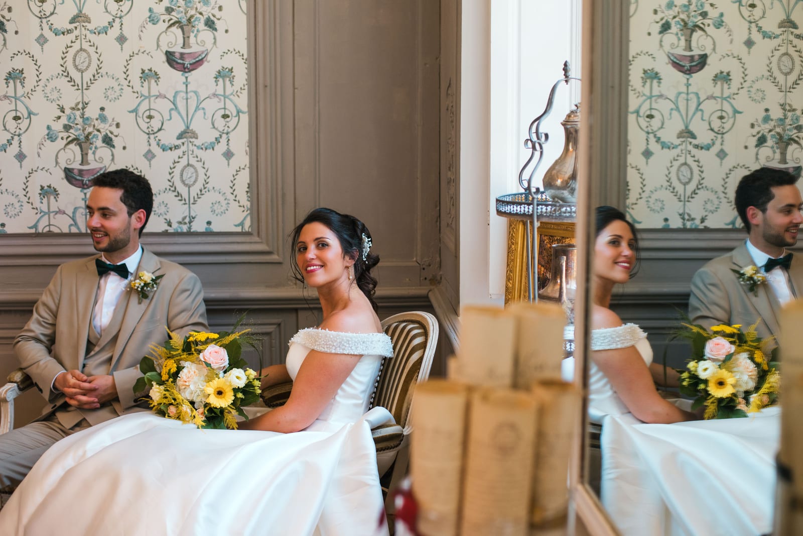 Détail de fleurs jaunes en premier plan devant la façade du château, mariage au Château d'Auvilliers, par Jean-Baptiste Argyre (Jaysphotography)