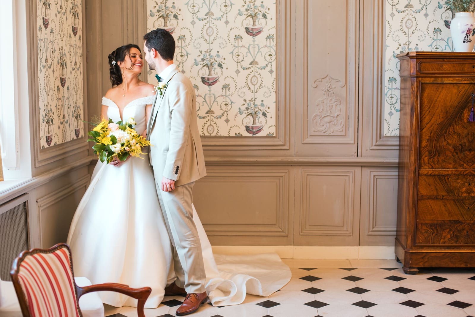 Marina et Christophe dans la salle aux papiers peints fleuris, reflet dans le grand miroir doré de la mairie de Gouvieux, mariage au Château d'Auvilliers, par Jean-Baptiste Argyre (Jaysphotography)