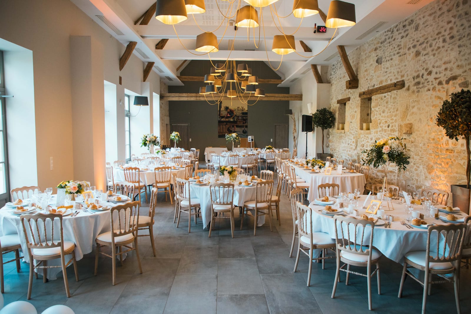 Marina et Christophe main dans la main dans la grande allée bordée d'arbres feuillus du château, mariage au Château d'Auvilliers, par Jean-Baptiste Argyre (Jaysphotography)