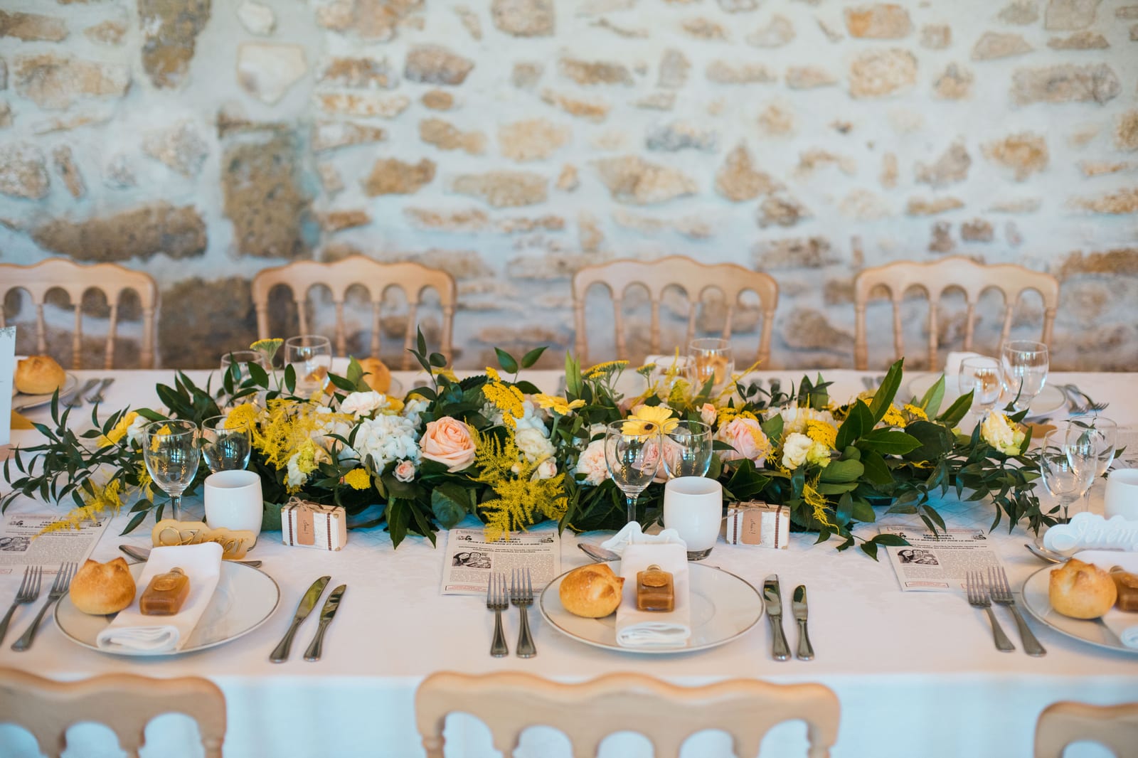 Salle de réception du Château d'Auvilliers dressée en jaune et blanc, lustres dorés et tables fleuries, mariage au Château d'Auvilliers, par Jean-Baptiste Argyre (Jaysphotography)