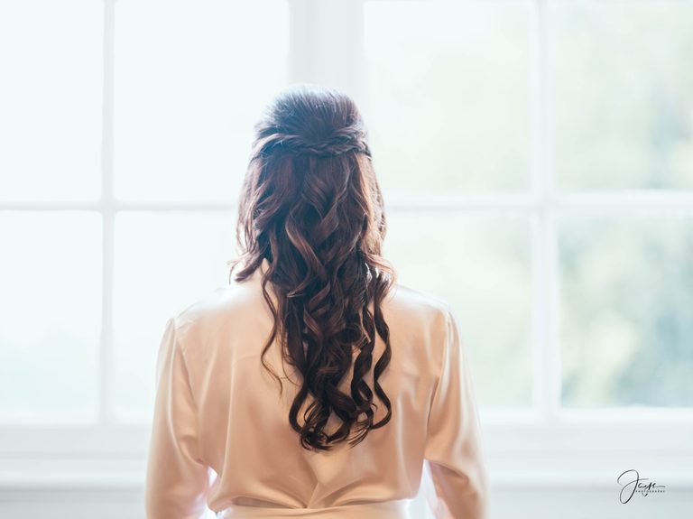 La coiffure de Marion, boucles en demi-attache, face à la fenêtre pendant les préparatifs au Château d'Ermenonville