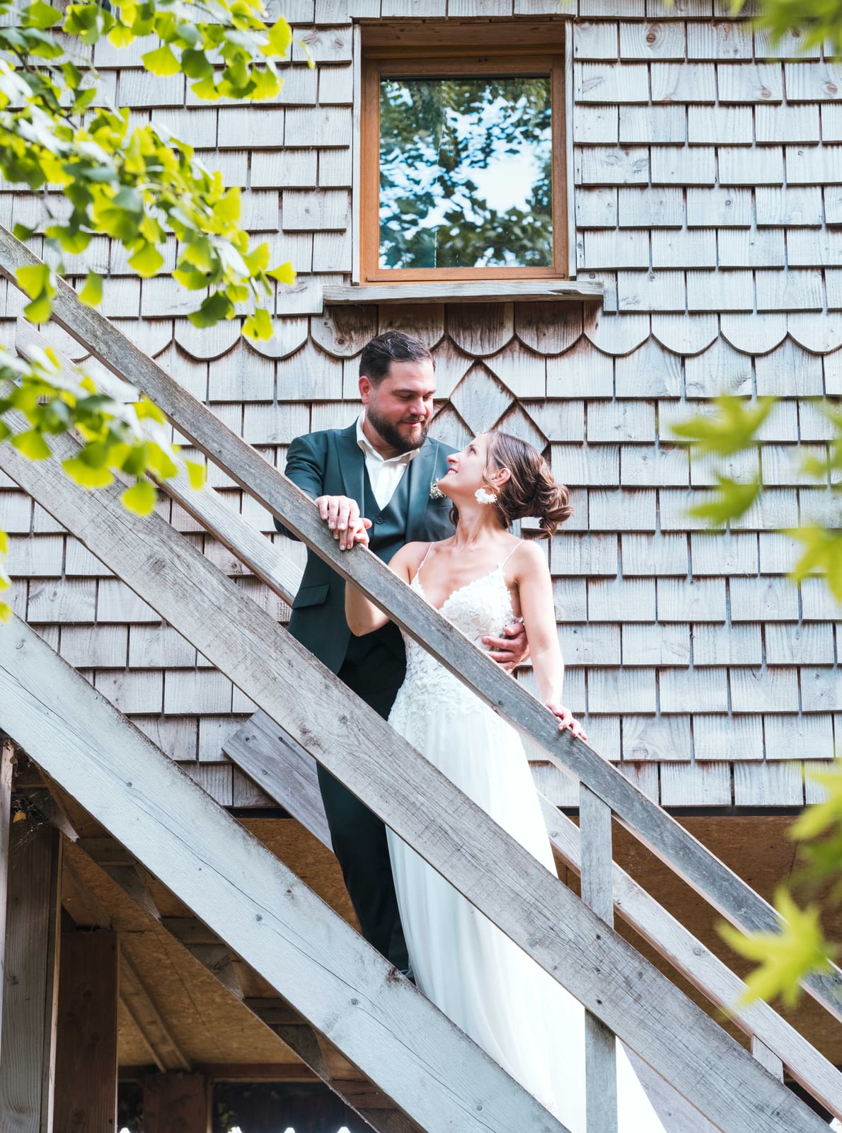 Mathilde et Mathieu marchant côte à côte dans une allée ombragée du parc lors de la cérémonie, lumière filtrée à travers les feuilles, mariage au Refuges des 3 Ours, par Jean-Baptiste Argyre (Jaysphotography)