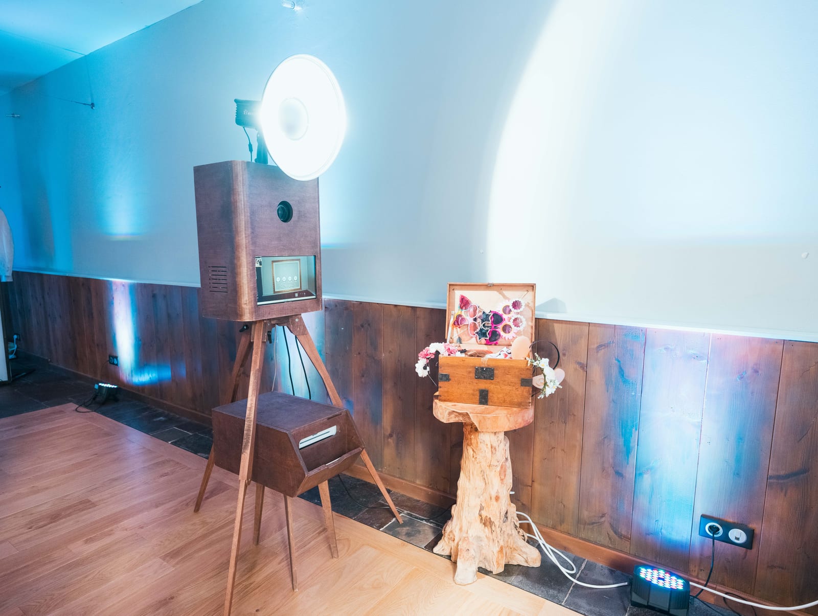 Borne photobooth avec flash annulaire installée pour le vin d'honneur, ambiance lumineuse et festive, mariage au Refuges des 3 Ours, par Jean-Baptiste Argyre (Jaysphotography)