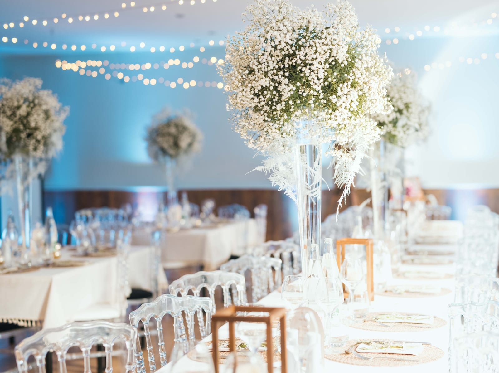 Vue de la salle de réception et de l'espace cérémonie avec chaises transparentes alignées, décoration sobre tout en blanc, mariage au Refuges des 3 Ours, par Jean-Baptiste Argyre (Jaysphotography)