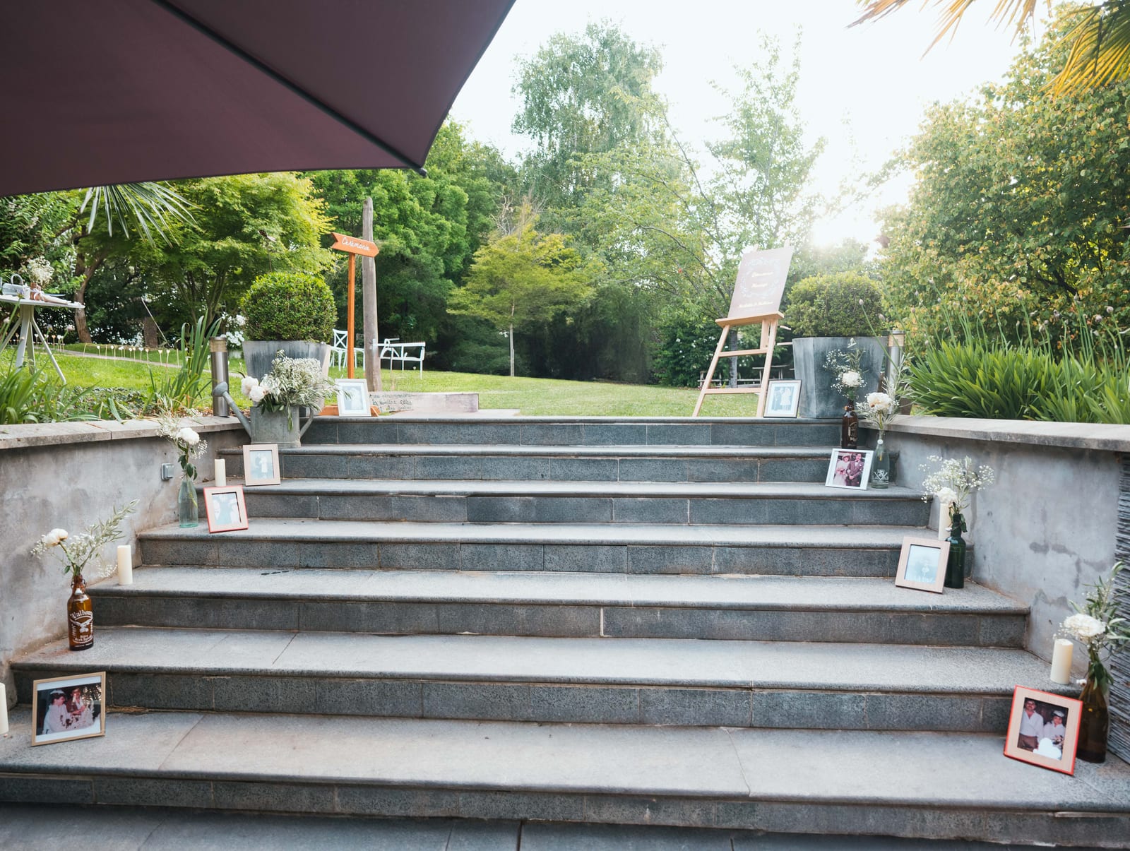 Escaliers extérieurs en bois de la terrasse du refuge, vue sur le jardin, lumière de fin d'après-midi, mariage au Refuges des 3 Ours, par Jean-Baptiste Argyre (Jaysphotography)