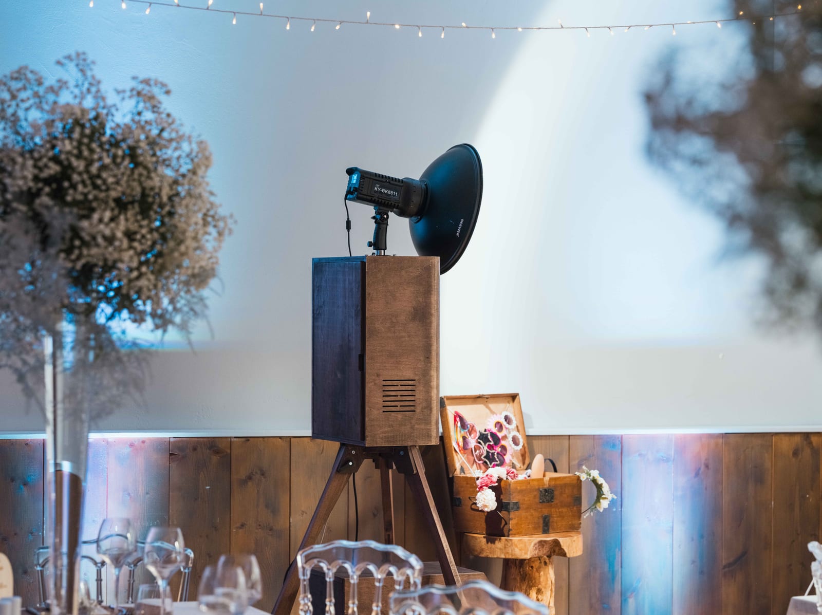 Borne photobooth de profil avec enceinte décorative, installation complète pour la soirée, mariage au Refuges des 3 Ours, par Jean-Baptiste Argyre (Jaysphotography)