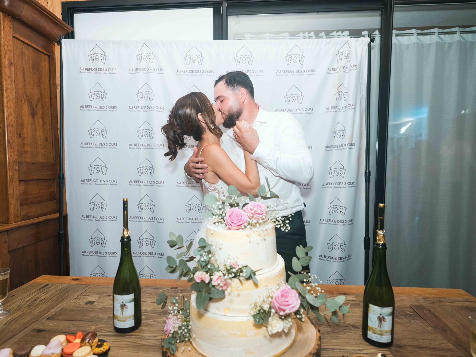 Le couple complice avec une coupe de champagne lors de la soirée, regard échangé, atmosphère intime de fin de repas, mariage au Refuges des 3 Ours, par Jean-Baptiste Argyre (Jaysphotography)