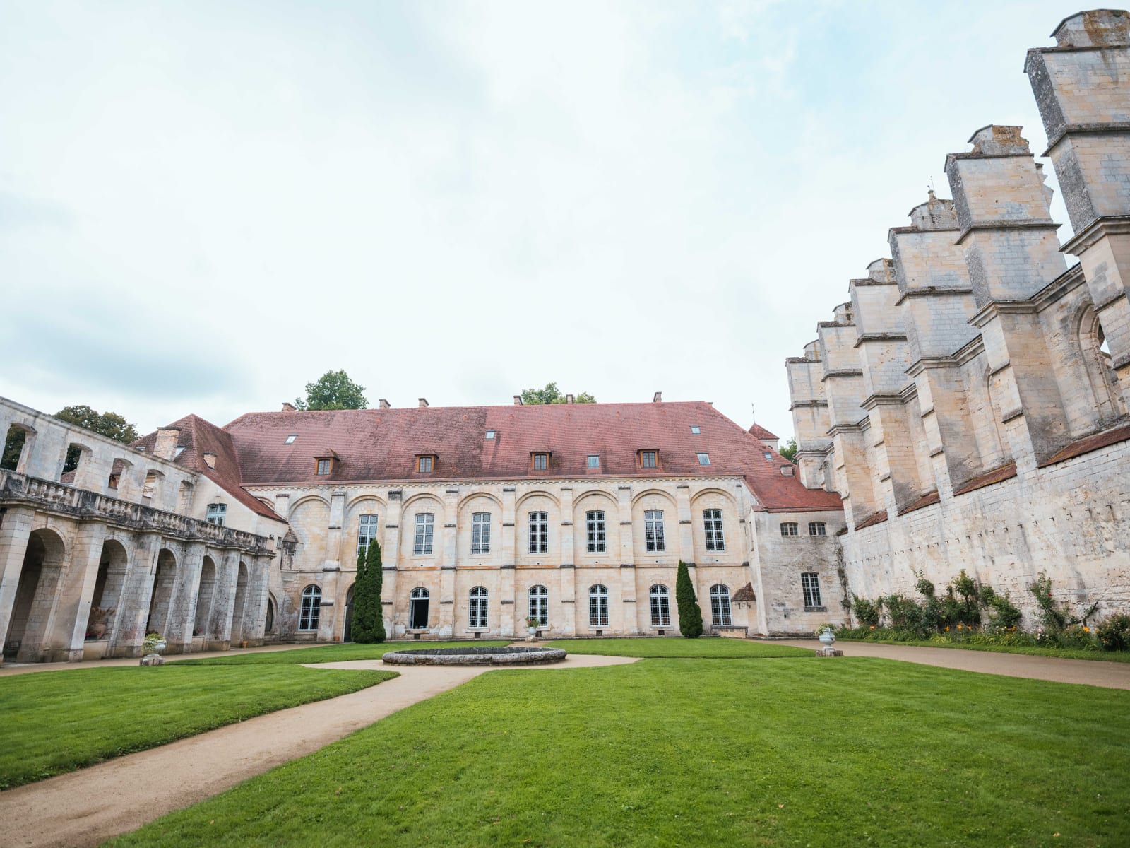 La façade et la cour intérieure de l'Abbaye de Longpont, mariage au Abbaye de Longpont & Paris, par Jean-Baptiste Argyre (Jaysphotography)