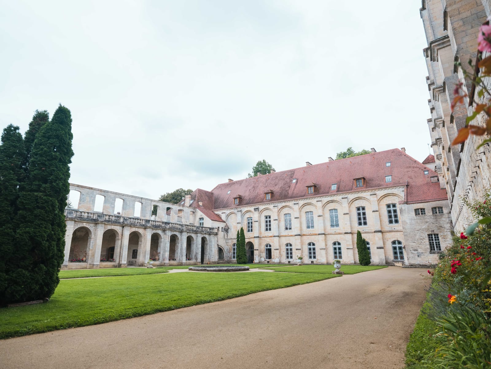 Une aile de l'Abbaye de Longpont et ses pelouses, mariage au Abbaye de Longpont & Paris, par Jean-Baptiste Argyre (Jaysphotography)
