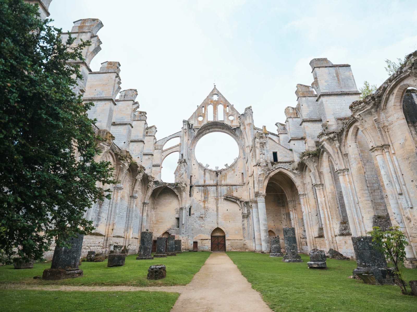 Les ruines gothiques et la rosace de l'Abbaye de Longpont, mariage au Abbaye de Longpont & Paris, par Jean-Baptiste Argyre (Jaysphotography)