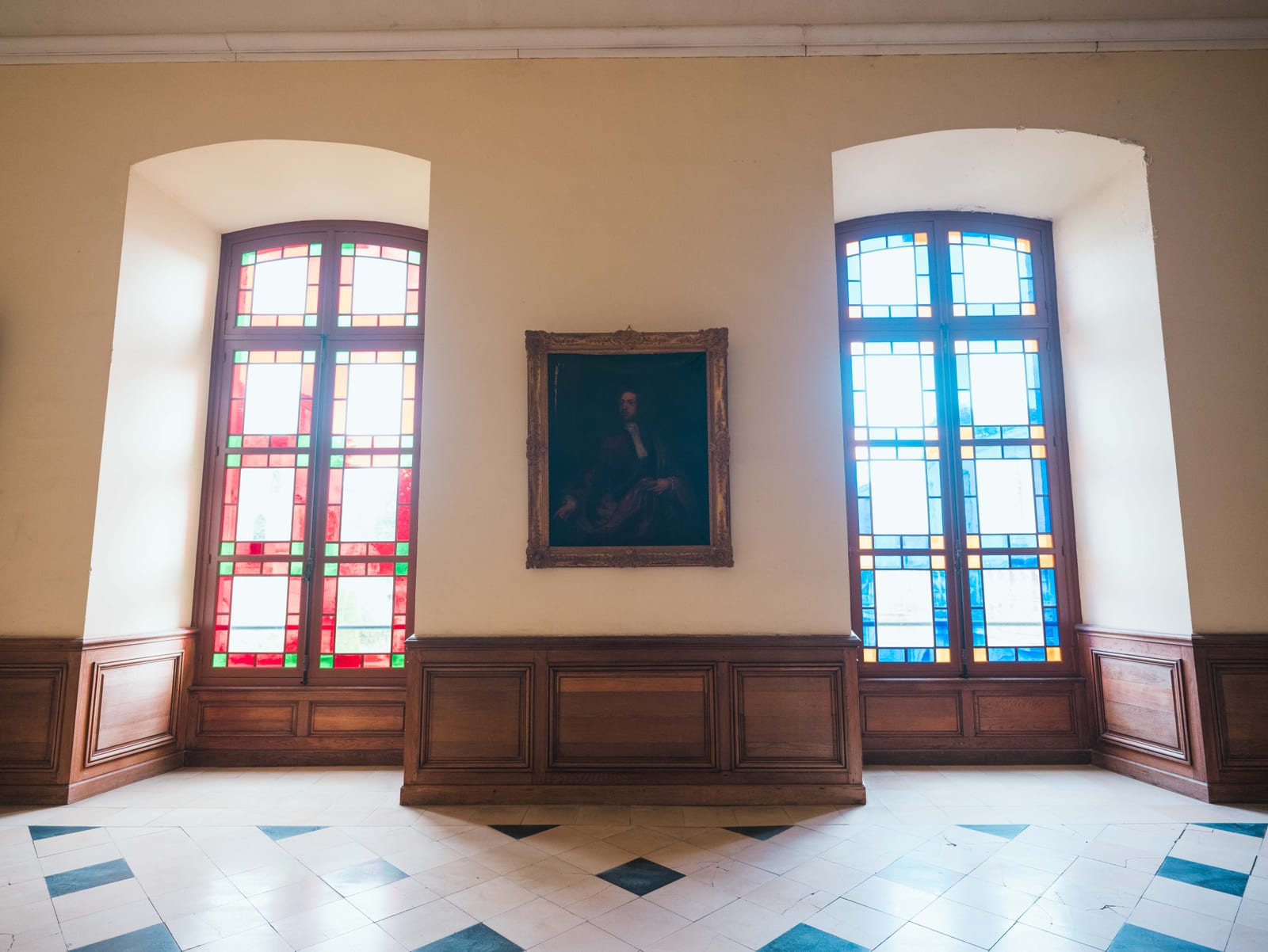 Salon intérieur de l'abbaye aux hautes fenêtres à petits carreaux, mariage au Abbaye de Longpont & Paris, par Jean-Baptiste Argyre (Jaysphotography)