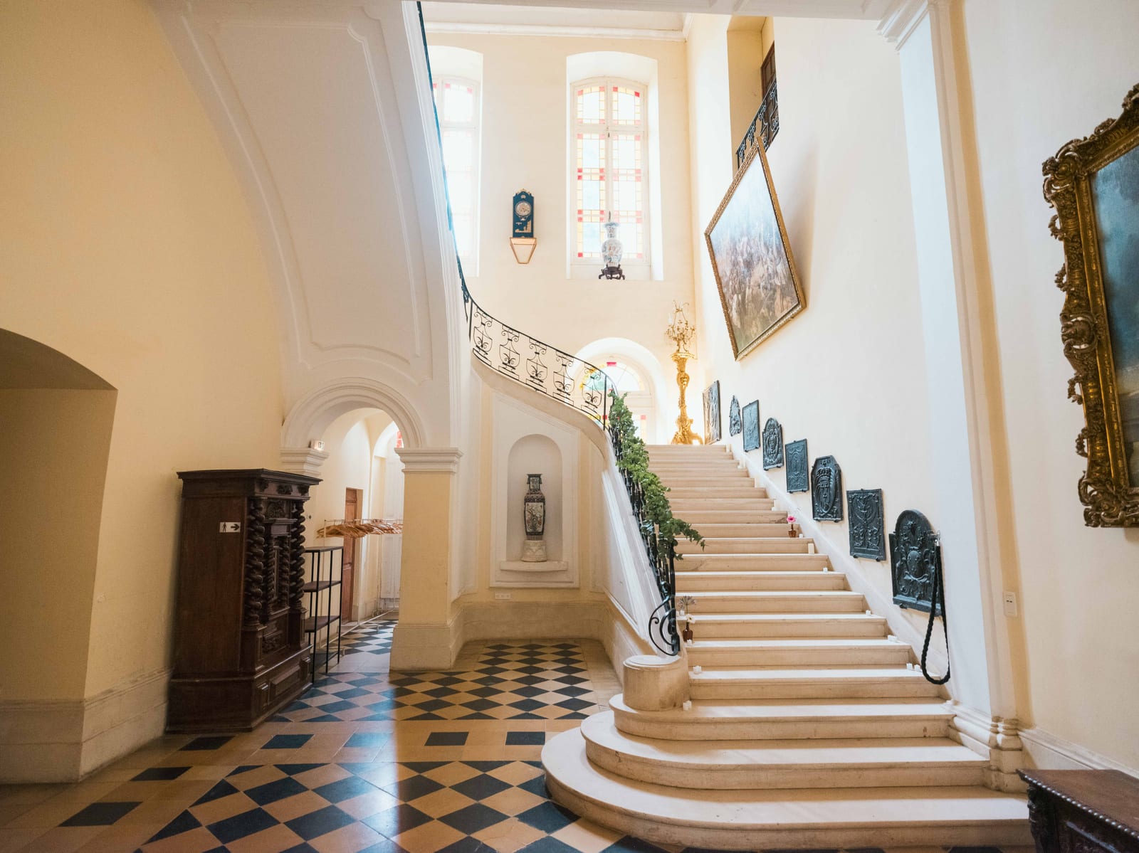 Le grand escalier en pierre de l'abbaye, sol en damier, mariage au Abbaye de Longpont & Paris, par Jean-Baptiste Argyre (Jaysphotography)