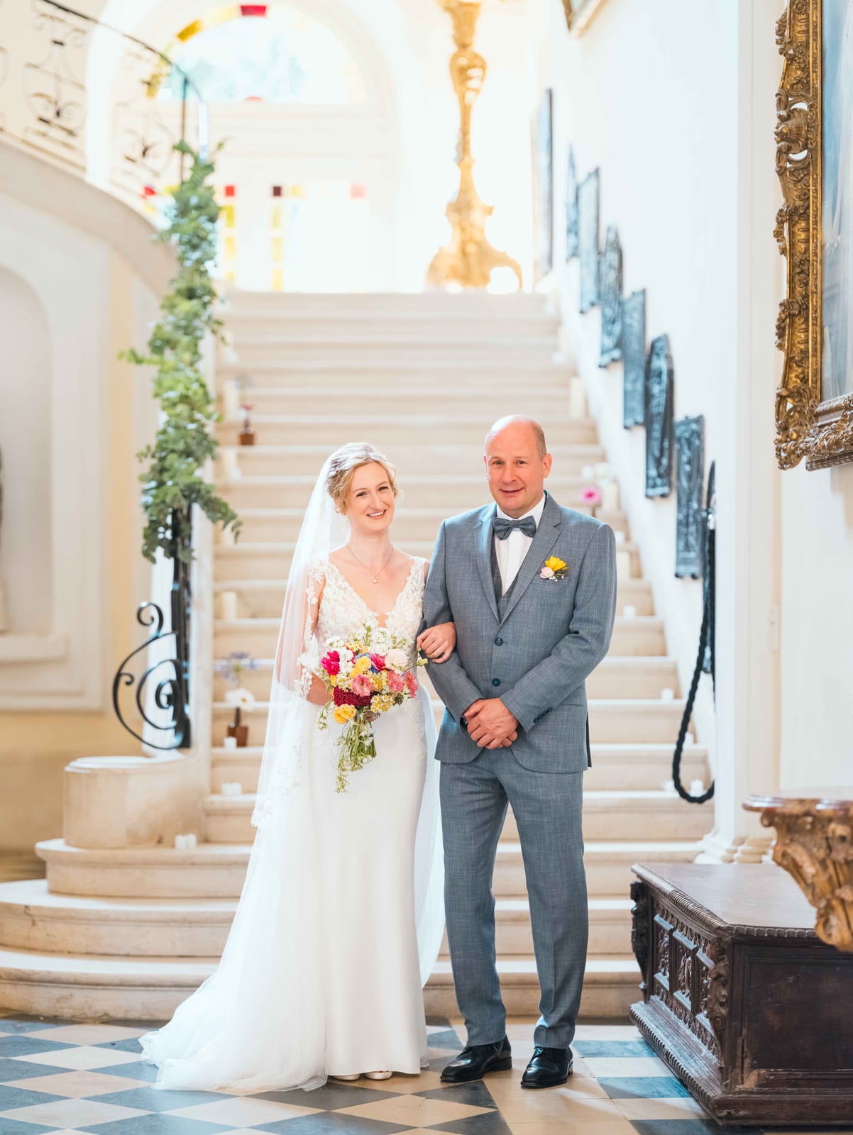 Mélanie et Jean-Baptiste enlacés sur le grand escalier de l'abbaye, bouquet à la main, mariage au Abbaye de Longpont & Paris, par Jean-Baptiste Argyre (Jaysphotography)