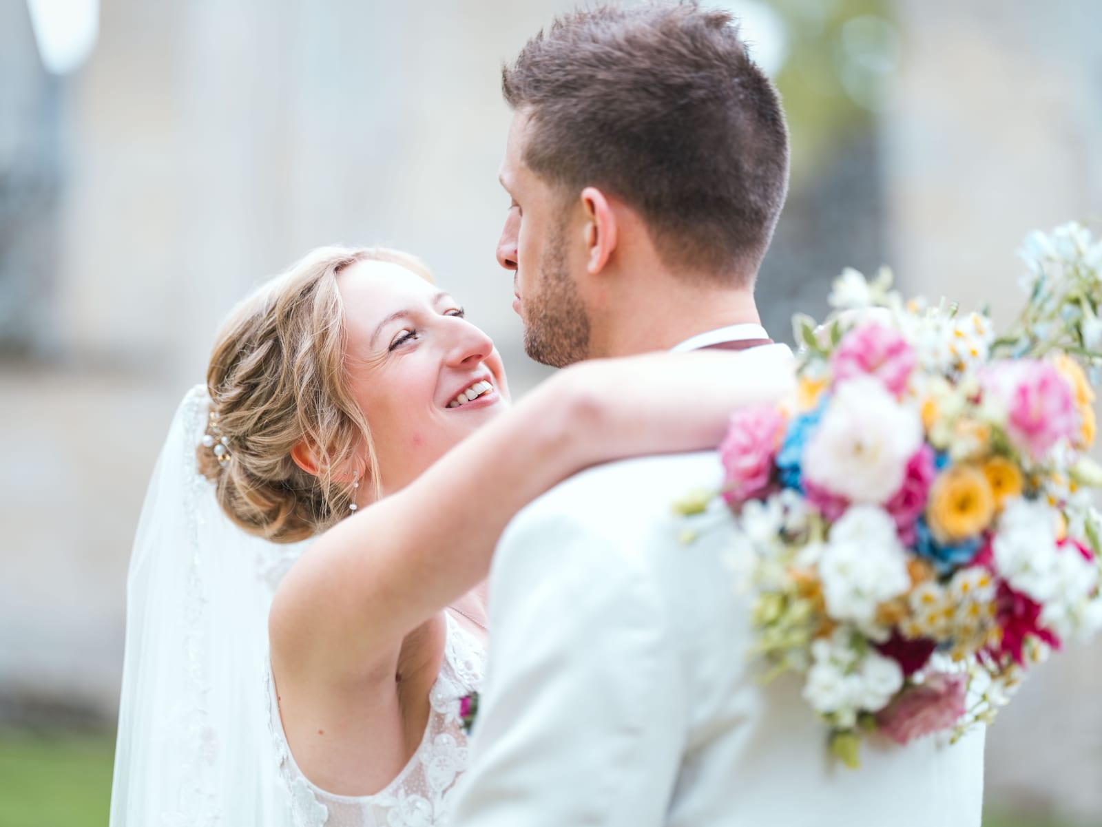 Mélanie et Jean-Baptiste enlacés à la golden hour, bouquet coloré, mariage au Abbaye de Longpont & Paris, par Jean-Baptiste Argyre (Jaysphotography)